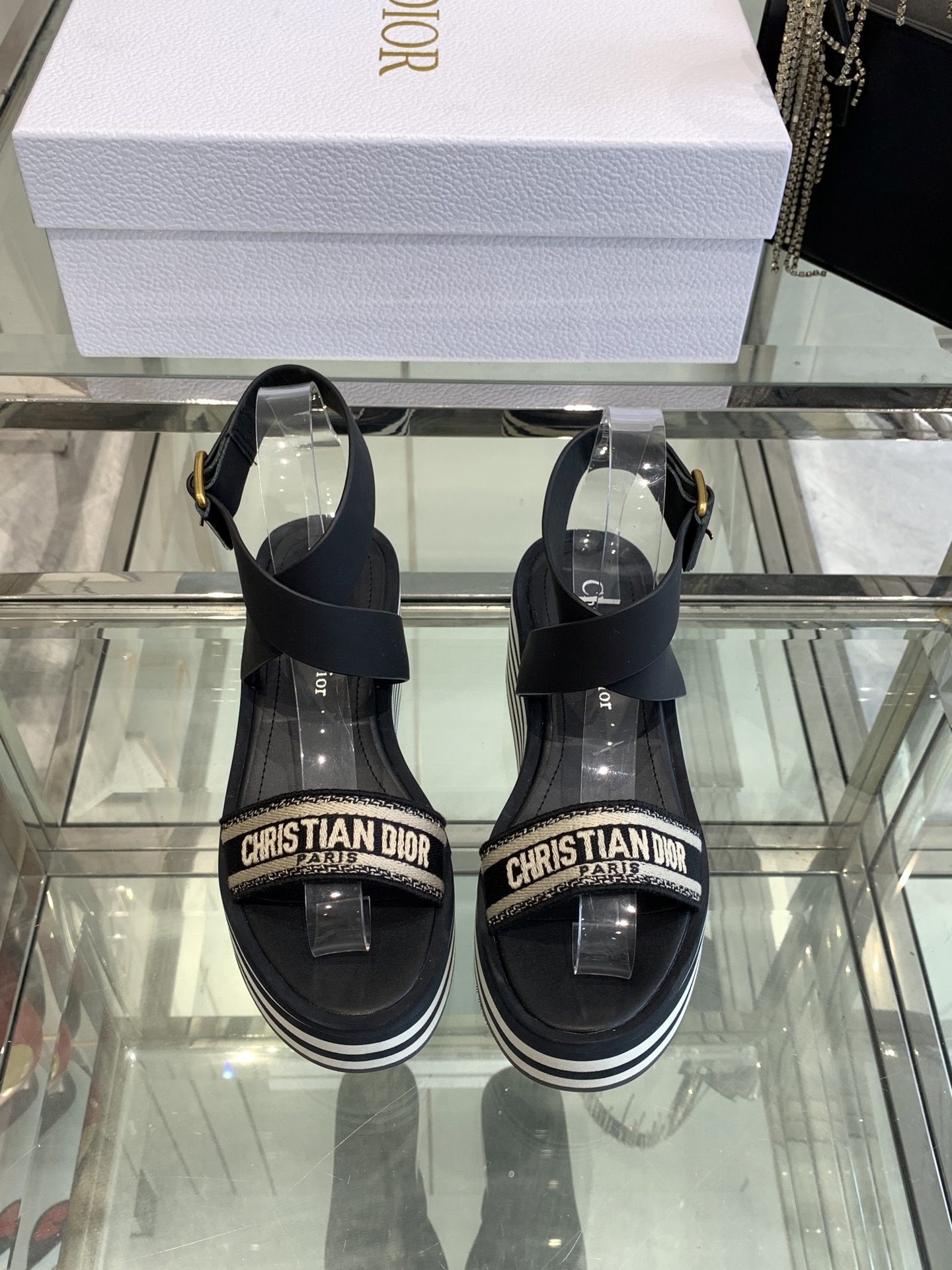 NO:265651,Dior 25ss spring and summer new style IVIETA DWAY flat-soled slippers sandals original development top version CD letter logo three-dimensional embroidered thick-soled round toe slippers, soft and delicate feet, extremely comfortable, imported upper raffia grass electric embroidery high temperature water-soluble cotton technology fabric water-dyed cowhide footbed inside original uniform combination sole size 35-41 (40.41. Custom made), sandals, dior, dior, sandals, slippers, cowhide19860909Dior迪奥 25ss春夏新款 IVIETA DWAY 平底一字拖鞋 凉鞋 原版开发市面顶级版本 CD字母logo立体刺绣厚底圆头露趾拖鞋 脚感柔软细腻 舒适度极高 鞋面进口酒椰草电绣高温水溶棉质科技面料 水染牛皮垫脚内里 原版一致组合大底 码数35-41（40.41.定做）,凉鞋,dior,dior,sandals,slippers,cowhide,Women's Shoes