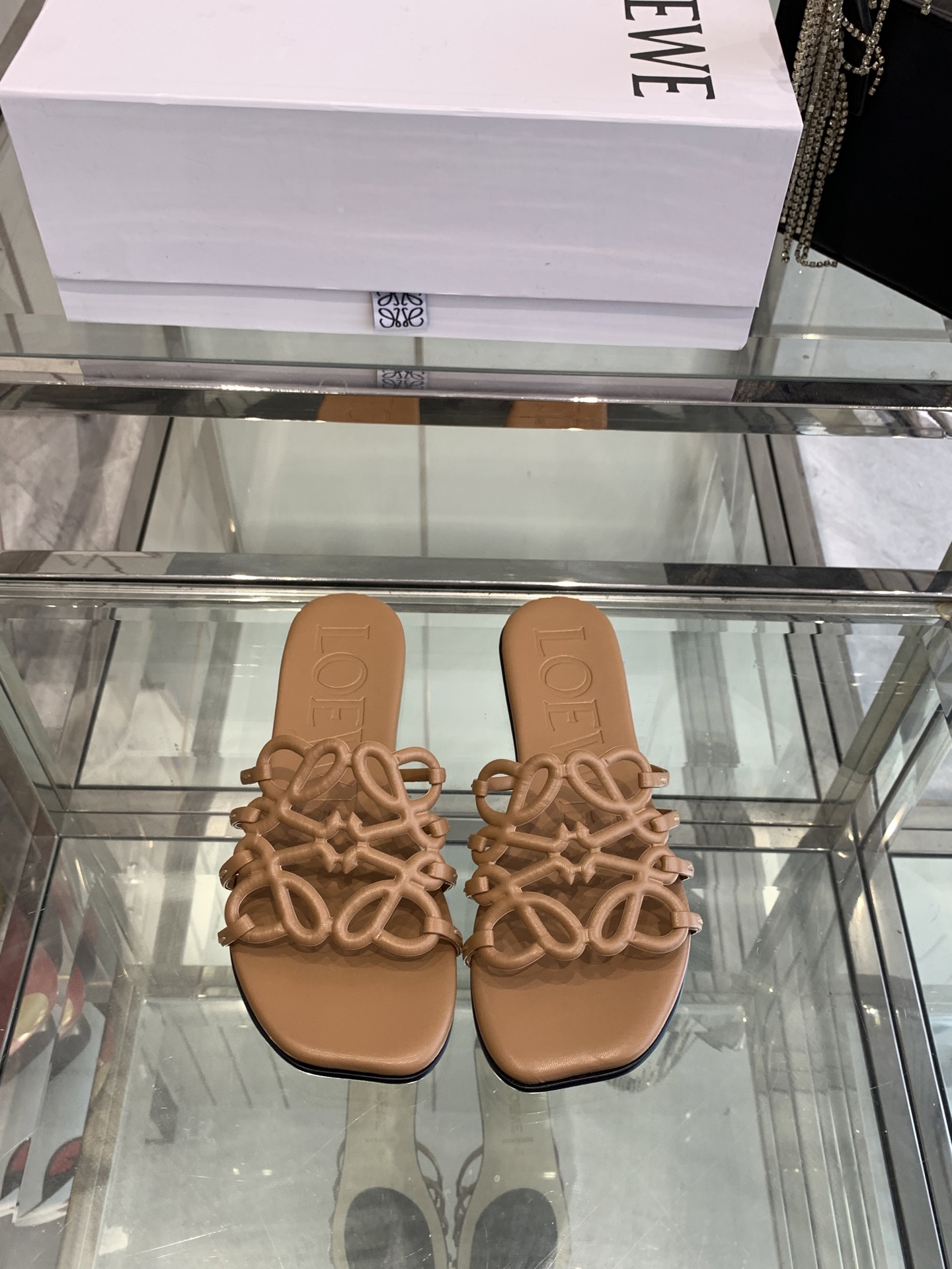 NO:265636,LOEWE 25ss Spring and summer new slippers The simple design feels cleaner and more elegant, making you miss it. The color is also very pleasing. The temperament is full of aura when you put it on. It is simply handsome and stylish. The upper is made of cowhide print. The inner sheepskin footbed is imported from Italy. The size is 35-41 (customized for 40.41), slippers, loewe, loewe, slippers, cowhide, sheepskin, Leather soles19860909LOEWE 罗意威 25ss 春夏新品拖鞋 简约设计感觉更干净优雅 让你念念不忘 颜色也很耐看 上脚瞬间气质十足气场 简直帅气有型 鞋面采用牛皮印花 内里羊皮垫脚 意大利进口注塑真皮大底 码数35-41（40.41定做）,拖鞋,loewe,loewe,slippers,cowhide,sheepskin,Leather soles,Women's Shoes