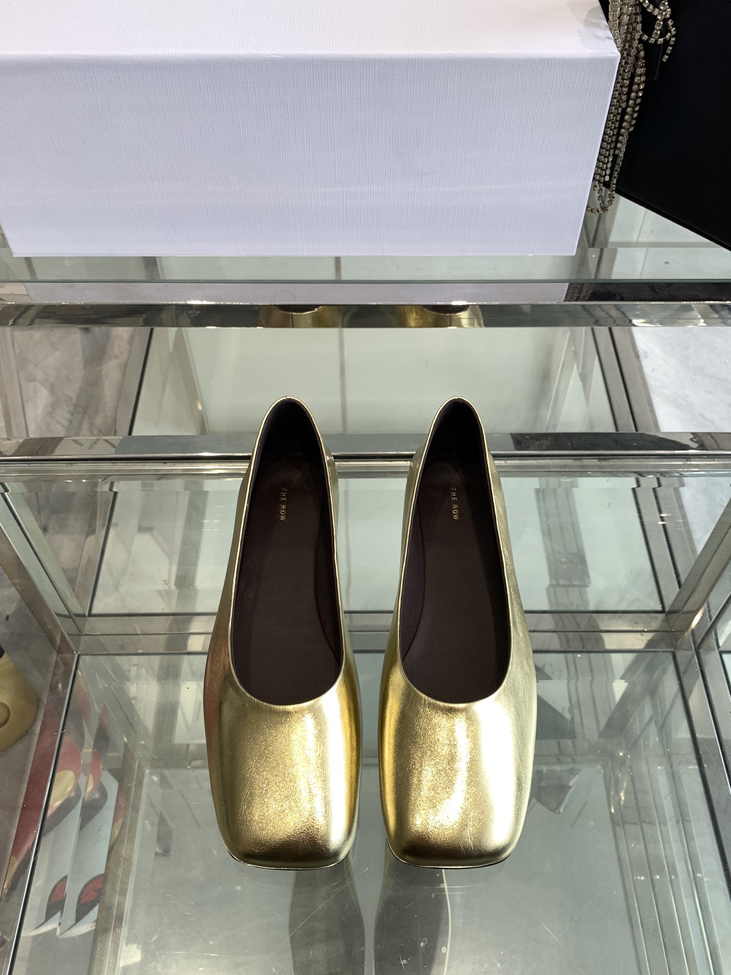 NO:240815,The row Niche trendy brand 25ss early spring new style ballet shoes single shoes super soft and comfortable The first pair of grandma shoes in spring is it. The golden beauty needs to be shared immediately. Super soft and glutinous leather, not tired from walking, super comfortable with soft sole, super personalized. Therow style is full of old money style. Original imported sheepskin upper, inner foot pad sheepskin, original imported leather sole, size 35-40 (40 customized), single shoes, sheepskin19860909The row 小众潮牌 25ss早春新款 芭蕾舞鞋 单鞋 超级柔软舒适 春天的第一双奶奶鞋非它莫属 金灿灿的美丽需要立马分享 超级软糯的皮子,暴走不累,软底的超级舒服 大方头超级个性 Therow风十足 老钱风满满 鞋面原版进口绵羊皮 内里垫脚羊皮 鞋底原版进口真皮面底 码数35-40（40定做）,单鞋,sheepskin,Women's Shoes