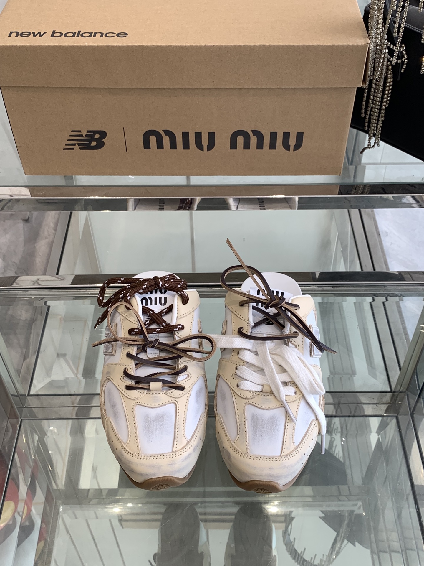 NO:240643,Miu Miu New Balance530 co-branded 25ss spring and summer new semi-mopping super popular No matter how you wear it, please don't miss this pair of 530 series sneakers. Very easy to match. Very fashionable. A must-have item for fashionable essence. The original one-to-one replica restores more than 30 parts. It uses computer scanning to make and assemble it, from needlework to cow reverse fur and cow fur, perfectly replicate the inner and outer structure. The superposition and layered wiring method is extremely complex. Fabric, imported cow reverse fur, inner sheepskin and mesh cloth. The original exclusive one-to-one pair color TPU anti-slip sole. Shoelace specific two-color shoelaces plus leather cutout. Size 35-40 (40 customized), casual shoes/sports shoes, miumiu, sneakers, sheepskin19860909Miu Miu New Balance530联名款25ss春夏新款半拖 超级大热门 无论你如何穿搭请都不要放过这一双530系列的运动鞋 非常好搭配 洋气到不行 时髦精必备单品 原版一比一复刻还原30多片零部件 采用电脑扫描制作扫描组装,从针线到牛反绒反毛皮粗绒质地,完美复刻内外结构 叠加分层走线做法 极其复杂 面料 进口牛反毛 内里羊皮加网布 原版独家一比一对色TPU防滑大底 鞋带特定双色鞋带加真皮裁条 码数35-40（40订做）,休闲鞋/运动鞋,miumiu,sneakers,sheepskin,Women's Shoes