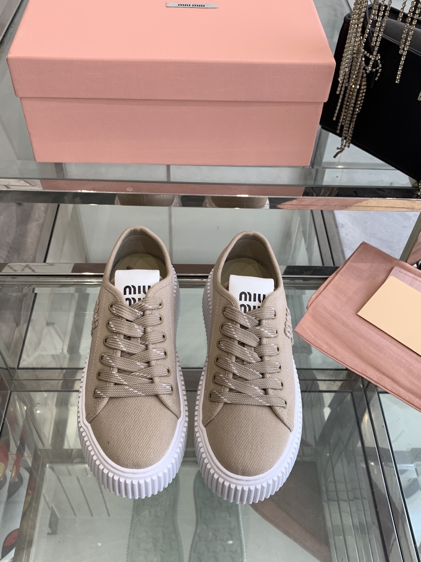 NO:258728,Miu Miu 25ss spring and summer new style, thick-soled canvas casual shoes, top version, highly recognizable tongue, super sunny and youthful on the feet!  It is full of girlishness and can make casual shoes so sweet. Only Miu can do it. It has a strong aura. Fabric. Original custom imported canvas material. Inner. Original custom imported canvas material. Outsole. Original open mold-proof anti-slip rubber outsole. Sole thickness: 4.5CM. Size 35-40 (40 customized), casual shoes/sports shoes, miumiu, sneakers.19860909Miu Miu 缪缪 25ss春夏新款 厚底帆布休闲鞋 顶级版本  极具辨识度的鞋舌,上脚超级阳光青春！少女味十足,能把休闲鞋打造的如此甜美,只有Miu才能做到了,上脚气场十足 面料 原版定制进口帆布材质 内里 原版定制进口帆布材质 大底 原版开模防滑橡胶大底 底厚: 4.5CM 码数35-40（40订做）,休闲鞋/运动鞋,miumiu,sneakers,Women's Shoes