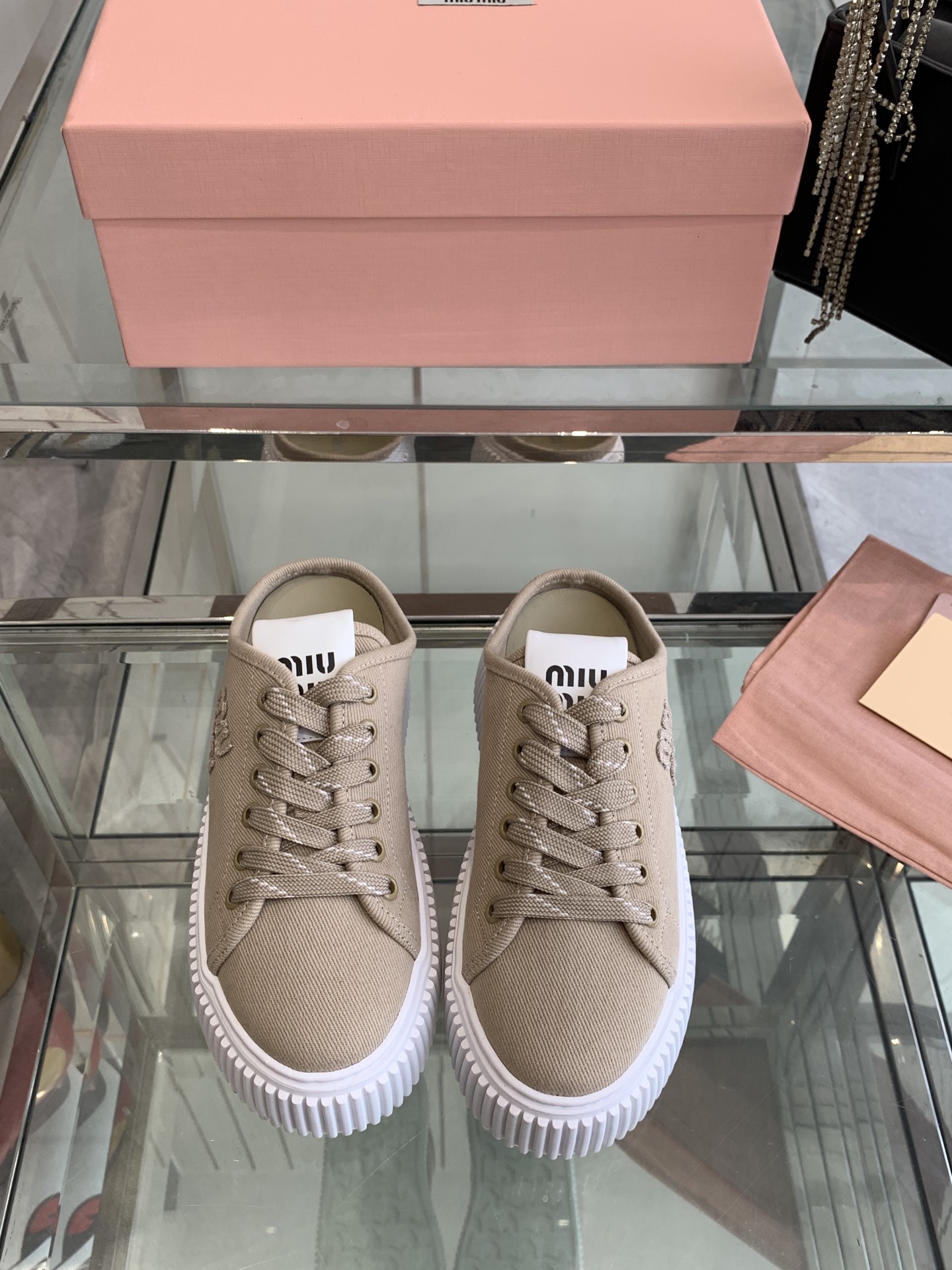 NO:258729,Semi-torque Miu Miu 25ss spring and summer new style, thick-soled canvas casual shoes, top version, highly recognizable tongue, super sunny and youthful on the feet!  It is full of girlishness and can make casual shoes so sweet. Only Miu can do it. It has a strong aura. Fabric. Original custom imported canvas material. Inner. Original custom imported canvas material. Outsole. Original open mold-proof anti-slip rubber outsole. Sole thickness: 4.5CM. Size 35-40 (40 customized), casual shoes/sports shoes, miumiu, sneakers.19860909半拖 Miu Miu 缪缪 25ss春夏新款 厚底帆布休闲鞋 顶级版本  极具辨识度的鞋舌,上脚超级阳光青春！少女味十足,能把休闲鞋打造的如此甜美,只有Miu才能做到了,上脚气场十足 面料 原版定制进口帆布材质 内里 原版定制进口帆布材质 大底 原版开模防滑橡胶大底 底厚: 4.5CM 码数35-40（40订做）,休闲鞋/运动鞋,miumiu,sneakers,Women's Shoes