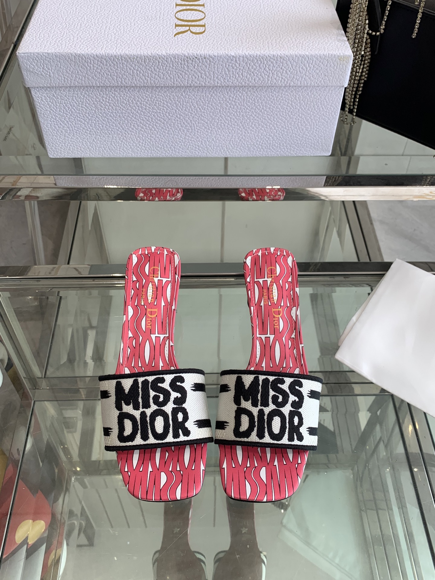 NO:240827,Dior 25ss Early Spring New Miss Series Thick Heel Slippers This Dway cotton root sandalway incorporates a modern style and reinterprets classic items. It uses meticulously high-density embroidery!  The upper is embroidered with the Miss Dior logo!  Design stylish and casual style. Original custom canvas embroidery/cowhide inner foot pad sheepskin heel height 5cm sole Italian leather outsole size 35-39 (40 custom made), slippers, dior, dior, slippers, cowhide, sheepskin, Leather soles19860909Dior 迪奥 25ss早春新款 Miss系列 粗跟 拖鞋 这款Dway棉质带根凉拖融入现代风格重新诠释经典单品.采用精心高密度刺绣！鞋面饰以Miss Dior标志刺绣！设计时尚休闲风范. 鞋面原版定制帆布刺绣/牛皮 内里垫脚羊皮 跟高5cm 鞋底意大利真皮大底 码数35-39（40定做）,拖鞋,dior,dior,slippers,cowhide,sheepskin,Leather soles,Women's Shoes