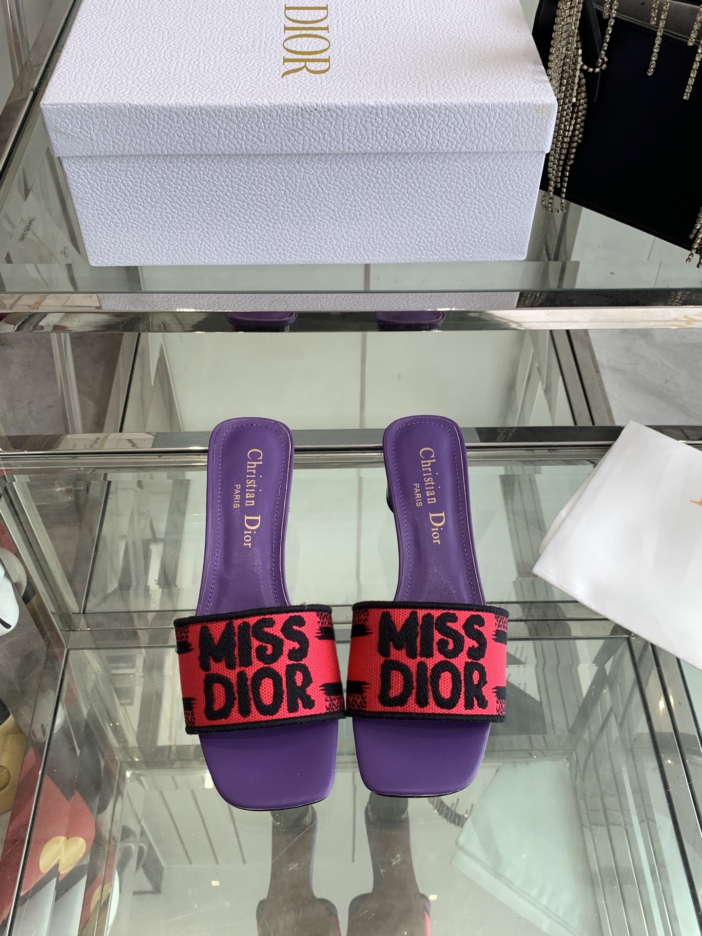 NO:240821,Dior 25ss Early Spring New Miss Series Thick Heel Slippers This Dway cotton root sandalway incorporates a modern style and reinterprets classic items. It uses meticulously high-density embroidery!  The upper is embroidered with the Miss Dior logo!  Design stylish and casual style. Original custom canvas embroidery/cowhide inner foot pad sheepskin heel height 5cm sole Italian leather outsole size 35-39 (40 custom made), slippers, dior, dior, slippers, cowhide, sheepskin, Leather soles19860909Dior 迪奥 25ss早春新款 Miss系列 粗跟 拖鞋 这款Dway棉质带根凉拖融入现代风格重新诠释经典单品.采用精心高密度刺绣！鞋面饰以Miss Dior标志刺绣！设计时尚休闲风范. 鞋面原版定制帆布刺绣/牛皮 内里垫脚羊皮 跟高5cm 鞋底意大利真皮大底 码数35-39（40定做）,拖鞋,dior,dior,slippers,cowhide,sheepskin,Leather soles,Women's Shoes