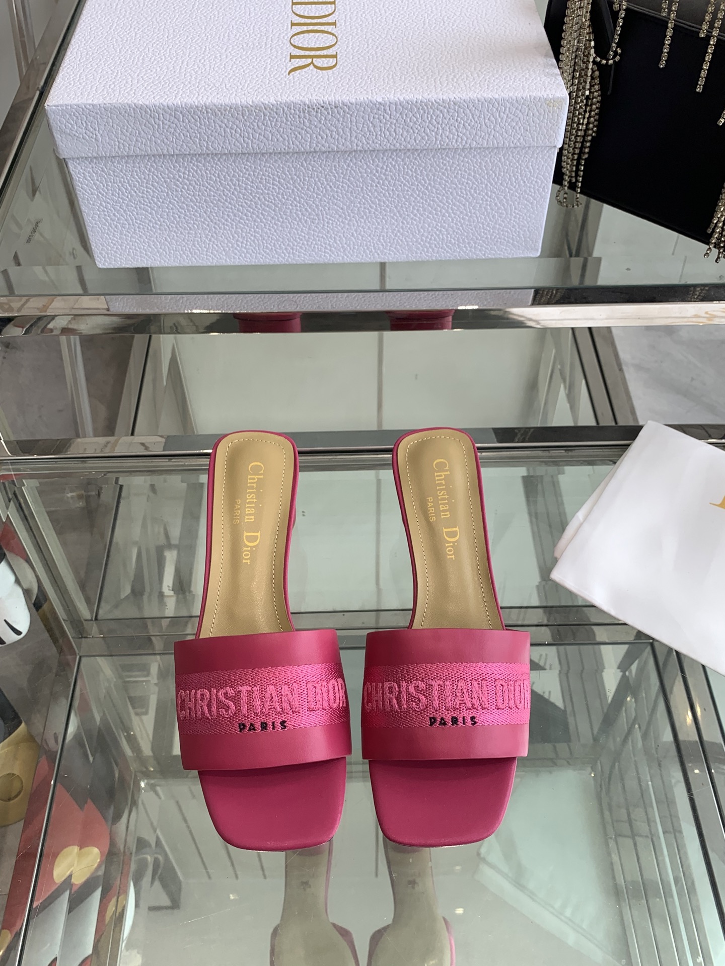 NO:240824,Dior 25ss Early Spring New Miss Series Thick Heel Slippers This Dway cotton root sandalway incorporates a modern style and reinterprets classic items. It uses meticulously high-density embroidery!  The upper is embroidered with the Miss Dior logo!  Design stylish and casual style. Original custom canvas embroidery/cowhide inner foot pad sheepskin heel height 5cm sole original Lucky Star Italian leather outsole size 35-39 (40 custom made), slippers, dior, dior, slippers, cowhide, sheepskin, Leather soles19860909Dior 迪奥 25ss早春新款 Miss系列 粗跟 拖鞋 这款Dway棉质带根凉拖融入现代风格重新诠释经典单品.采用精心高密度刺绣！鞋面饰以Miss Dior标志刺绣！设计时尚休闲风范. 鞋面原版定制帆布刺绣/牛皮 内里垫脚羊皮 跟高5cm 鞋底原版幸运星意大利真皮大底 码数35-39（40定做）,拖鞋,dior,dior,slippers,cowhide,sheepskin,Leather soles,Women's Shoes