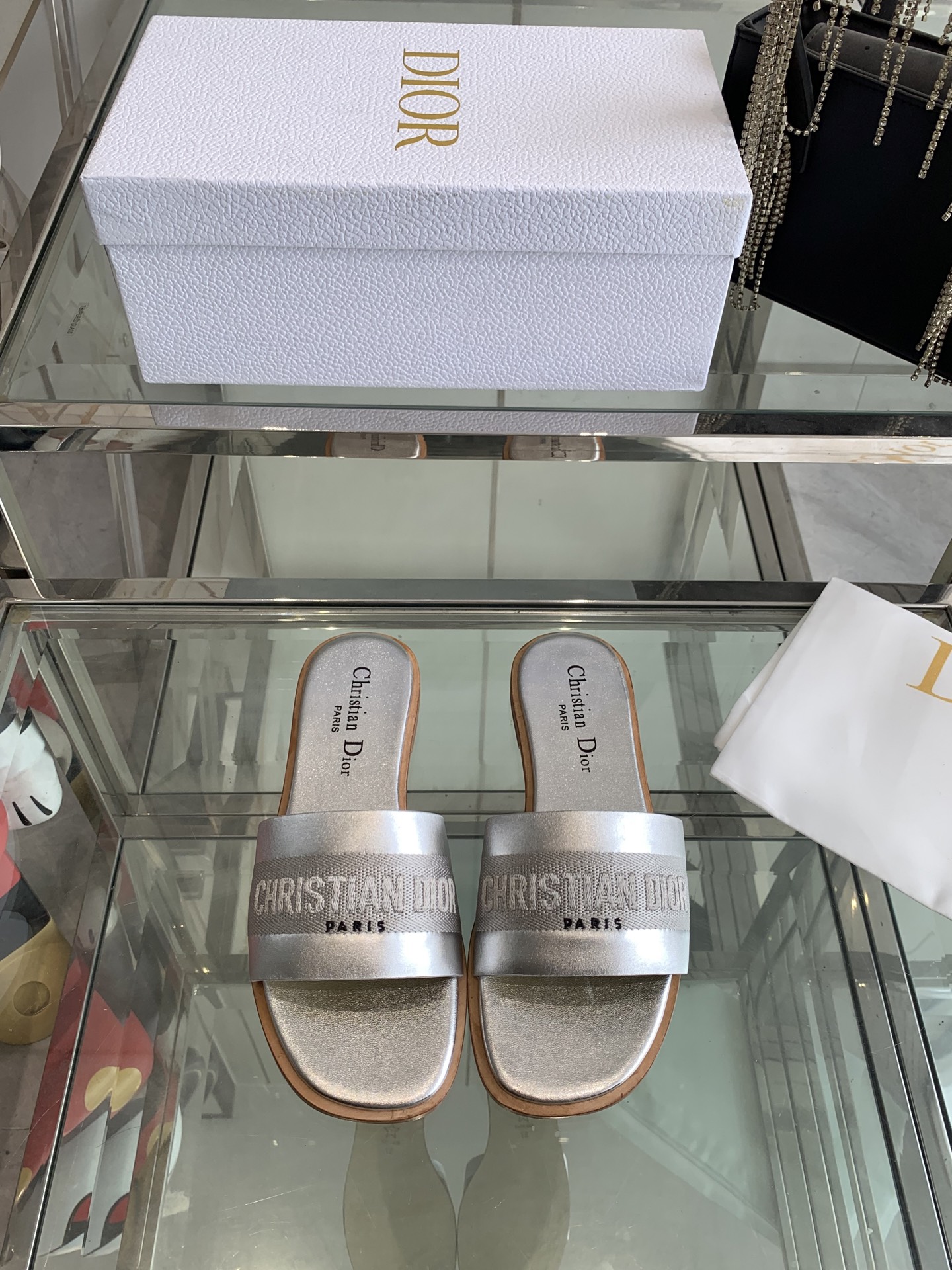 NO:240830,Dior 25ss Spring and Summer New D-Lane Flat-soled Round Toe Open-toe Slippers Sandals Spring Season Ready-toe Slippers New items from the iviera limited series, which combines high-designed style and casual temperament. The asymmetric white cowhide upper with adjustable buckles highlights the ankle lines. It can be worn with iviera limited series items. Upper imported calfskin inner water dyed sheepskin outsole original Italian leather outsole size 35-39 (40 customized), slippers, dior, dior, sandals, slippers, cowhide, sheepskin, Leather soles19860909Dior 迪奥 25ss春夏新款 D-Lane 平底圆头 露趾拖鞋 凉鞋春季季成衣系列的新款单品,来自 iviera 限定系列,兼具高订风格和休闲气质.不对称白色牛皮革鞋面搭配可调节的扣带,突显脚踝线条.可搭配 iviera 限定系列的单品穿着. 鞋面鞋面进口小牛皮 内里水染羊皮 大底原版意大利真皮大底 码数35-39（40订做）,拖鞋,dior,dior,sandals,slippers,cowhide,sheepskin,Leather soles,Women's Shoes