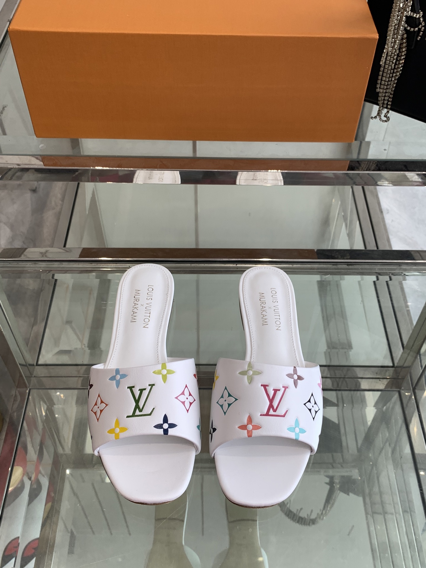 NO:240833,Louis vuitton co-branded Murakami 25ss new arrival~ L's 24 spring and summer tannin cat heels flat slippers The just-made kitten heel is sexy and comfortable, full of the full emotional value that beautiful summer shoes can give. The sandals are also very well-behaved and beautiful!  Upper Original open mold denim/imported cowhide sheepskin lining genuine leather outsole size 35-41 (40 41 custom made), slippers, louis vuitton, louis vuitton, sandals, slippers, cowhide, sheepskin, Leather soles19860909Louis vuitton 联名 Murakami 25ss new arrival～ L家24春夏单宁猫跟 平底 拖鞋 刚刚好的小猫跟,性感舒适,拉满了夏日美鞋能给的满分情绪价值 凉鞋的造型也很乖巧好看呀！ 鞋面 原版开模牛仔布/进口牛皮 羊皮内里 真皮大底 码数35-41（40 41定做）,拖鞋,louis vuitton,louis vuitton,sandals,slippers,cowhide,sheepskin,Leather soles,Women's Shoes