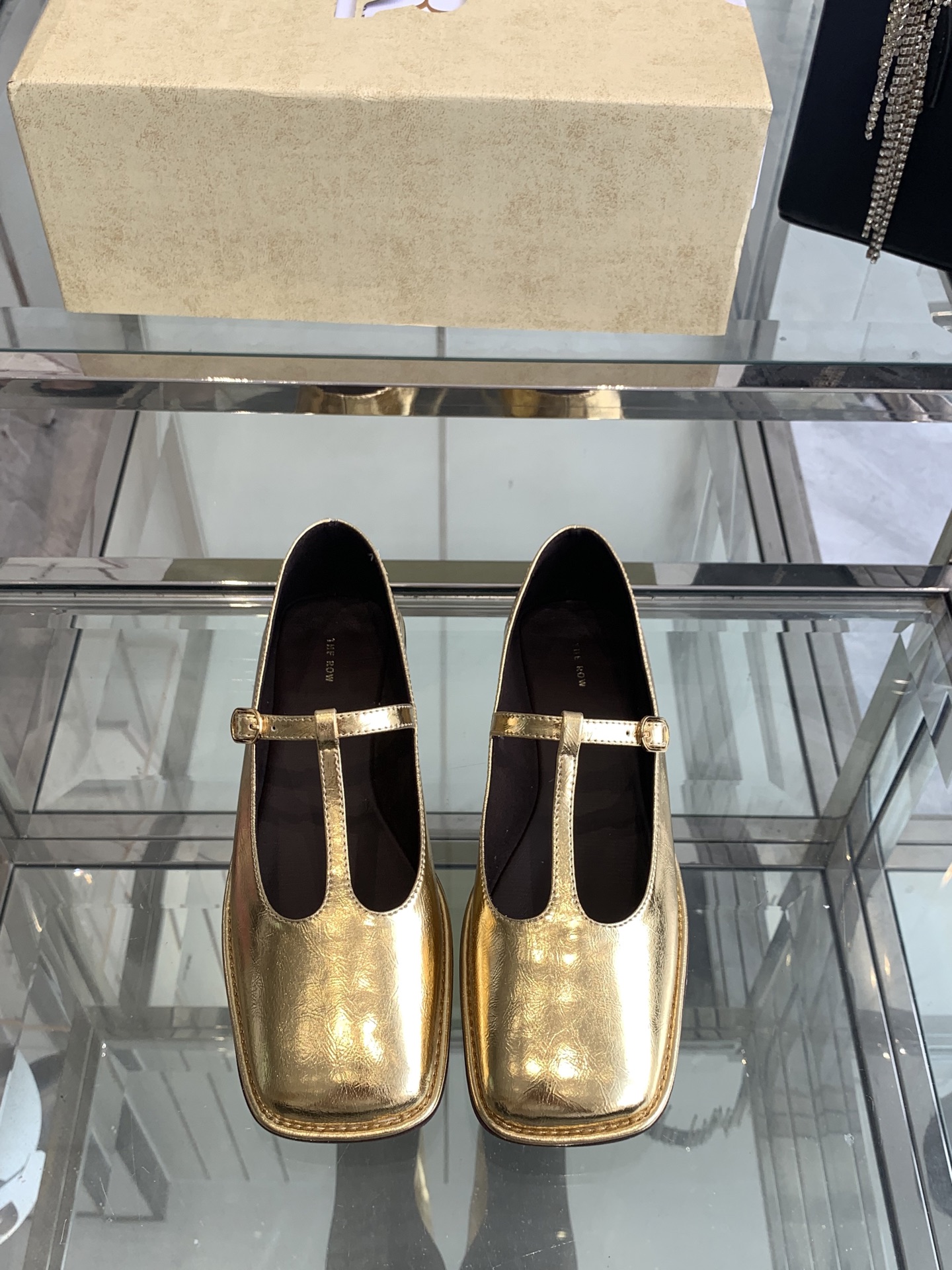 NO:240818,The row Niche trendy brand 25ss early spring new style single shoes super soft and comfortable The first pair of grandma shoes in spring is it. The golden beauty needs to be shared immediately Super soft and glutinous leather Soft sole super comfortable Big head Super personality Therow style full of old money style Upper Original imported sheepskin Inner footbed sheepskin Original imported genuine leather sole Size 35-40 (40 customized), single shoes, sheepskin19860909The row 小众潮牌 25ss早春新款 单鞋 超级柔软舒适 春天的第一双奶奶鞋非它莫属 金灿灿的美丽需要立马分享 超级软糯的皮子 软底的超级舒服 大方头超级个性 Therow风十足 老钱风满满 鞋面 原版进口绵羊皮 内里垫脚羊皮 原版进口真皮面底 码数35-40（40定做）,单鞋,sheepskin,Women's Shoes