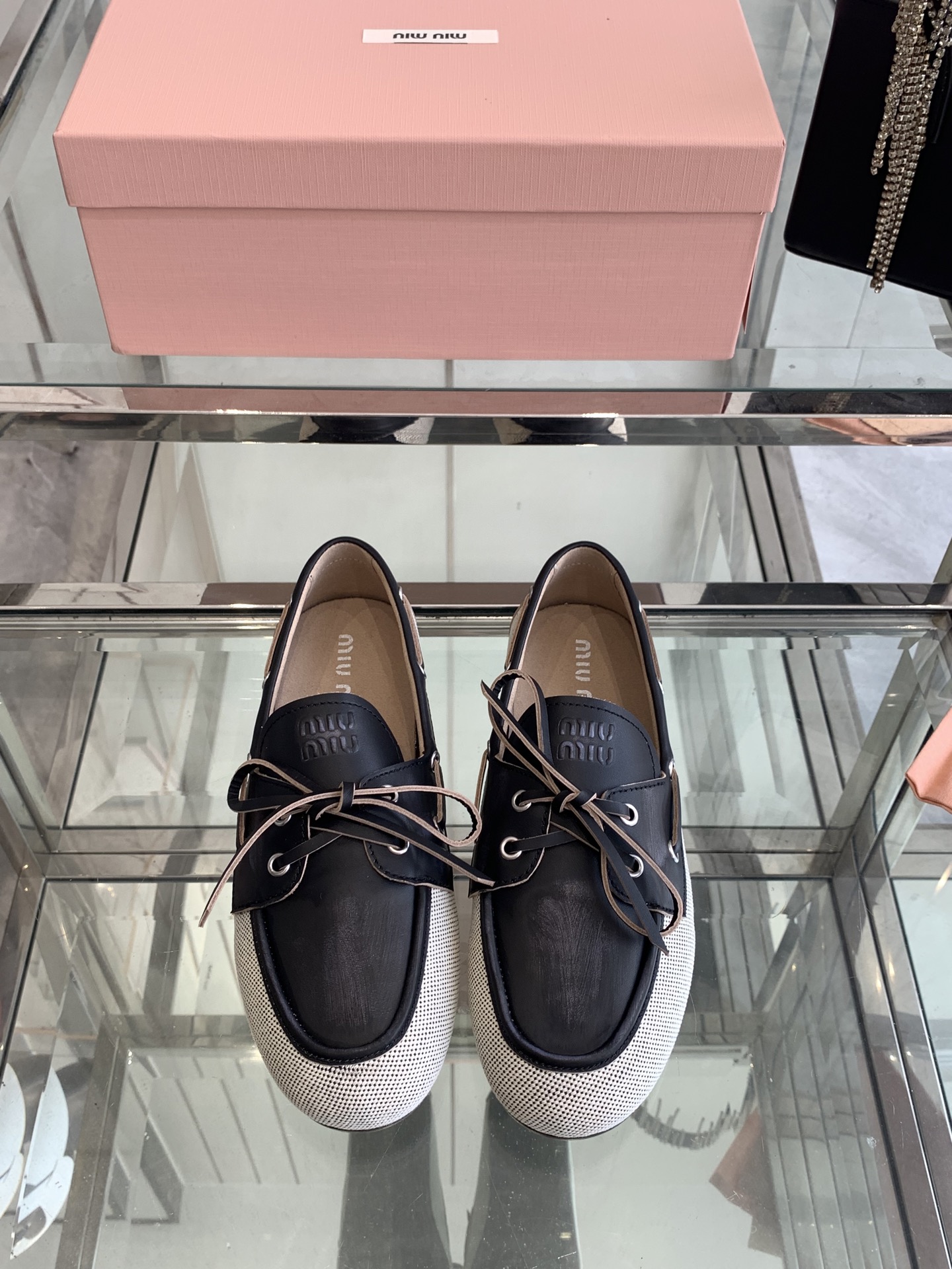 NO:240809,Miu Miu Miu's new sweet lace-up flat shoes Mary Jane single shoes Ballet single shoes Soft ballet shoes are reborn under the design of Miu Miu Miu. Bright and straightforward, fashionable and textured. Rejuvenate the iconic style of the Miu Miu series. The unique design is accompanied by bows and belt buckles to show the soft style. This pair of ballet shoes cannot be controlled and will definitely make yourself the highlight of the styling. Customized sheepskin Original open-model outsole. Size 35-39 (customized for 40), loafers, miumiu, loafers, mary jane, sheepskin19860909Miu Miu 缪缪新款甜美 系带平底 玛丽珍单鞋 芭蕾舞单鞋 柔软的芭蕾舞鞋在Miu Miu的设计下获得了新生 明媚且率性 时髦有质感 焕新演绎MiuMiu系列标志性的风格 别致的设计伴以蝴蝶结与皮带扣 展露柔美风情 这双芭蕾舞鞋无一不能驾驭 妥妥的让自己成为造型的亮点 定制羊皮 原版开模大底 码数35-39（40定做）,乐福鞋,miumiu,loafers,mary jane,sheepskin,Women's Shoes