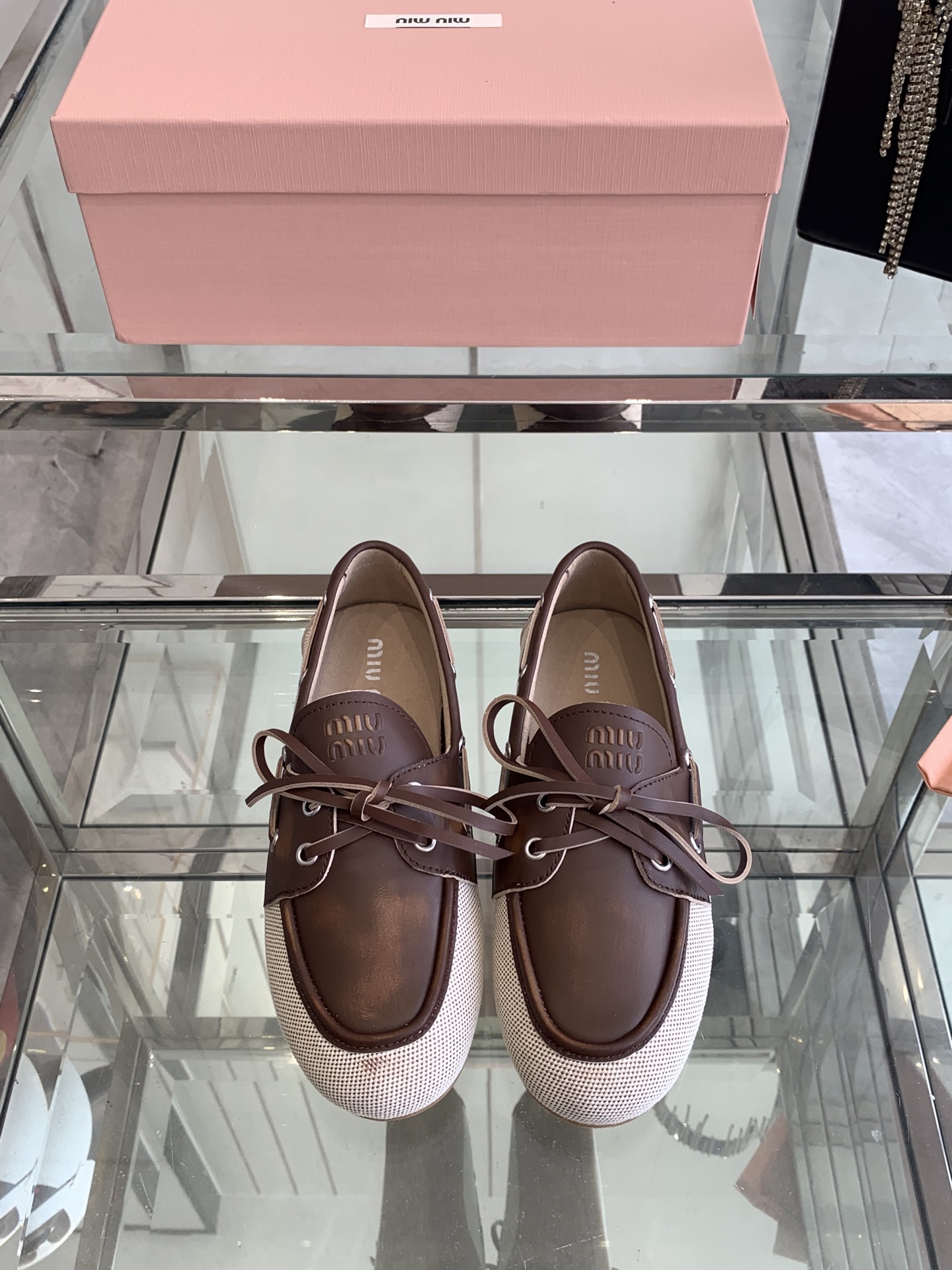 NO:240812,Miu Miu Miu's new sweet lace-up flat shoes Mary Jane single shoes Ballet single shoes Soft ballet shoes are reborn under the design of Miu Miu Miu. Bright and straightforward, fashionable and textured. Rejuvenate the iconic style of the Miu Miu series. The unique design is accompanied by bows and belt buckles to show the soft style. This pair of ballet shoes cannot be controlled and will definitely make yourself the highlight of the styling. Customized sheepskin Original open-model outsole. Size 35-39 (customized for 40), loafers, miumiu, loafers, mary jane, sheepskin19860909Miu Miu 缪缪新款甜美 系带平底 玛丽珍单鞋 芭蕾舞单鞋 柔软的芭蕾舞鞋在Miu Miu的设计下获得了新生 明媚且率性 时髦有质感 焕新演绎MiuMiu系列标志性的风格 别致的设计伴以蝴蝶结与皮带扣 展露柔美风情 这双芭蕾舞鞋无一不能驾驭 妥妥的让自己成为造型的亮点 定制羊皮 原版开模大底 码数35-39（40定做）,乐福鞋,miumiu,loafers,mary jane,sheepskin,Women's Shoes