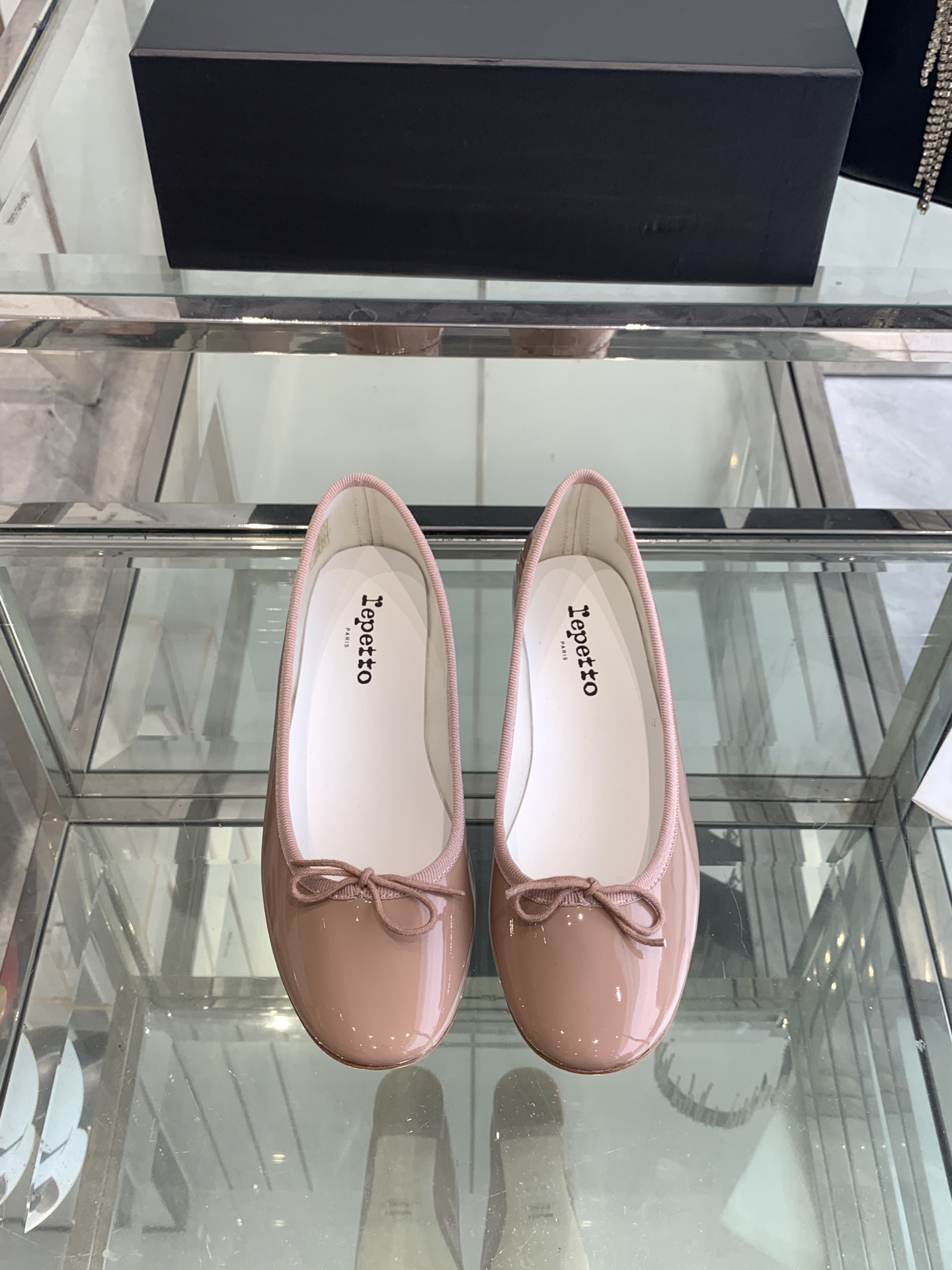 NO:240828,Repetto niche trendy brand, 25ss spring and summer new style, crescent shallow mouth, thick heel, ballet shoes, single shoes, as long as you like to wear ballet shoes, ballet shoes, treasures, you can completely close your eyes and rush to this pair of shoes. The shoe shape is so good that you don’t want to take off your feet. The foot feels comfortable and slim. Whatever you like is good!  Original imported cowhide/paper leather inner foot pad sheepskin heel height 4cm original leather outsole size 35-39 (40 customized), single shoes, cowhide, sheepskin, Leather soles19860909Repetto 小众潮牌 25ss春夏新款 月牙浅口 粗跟 芭蕾舞鞋 单鞋 只要平时喜欢穿芭蕾鞋 芭蕾鞋控的 宝子们 你们完全可以闭眼去冲这双 鞋型巨乖 上脚完全不想脱下来的赶脚 上脚脚感舒适显瘦 配啥啥好看哈！ 鞋面原版进口牛皮/漆皮 内里垫脚羊皮 跟高4cm 鞋底原版真皮大底 码数35-39（40定做）,单鞋,cowhide,sheepskin,Leather soles,Women's Shoes