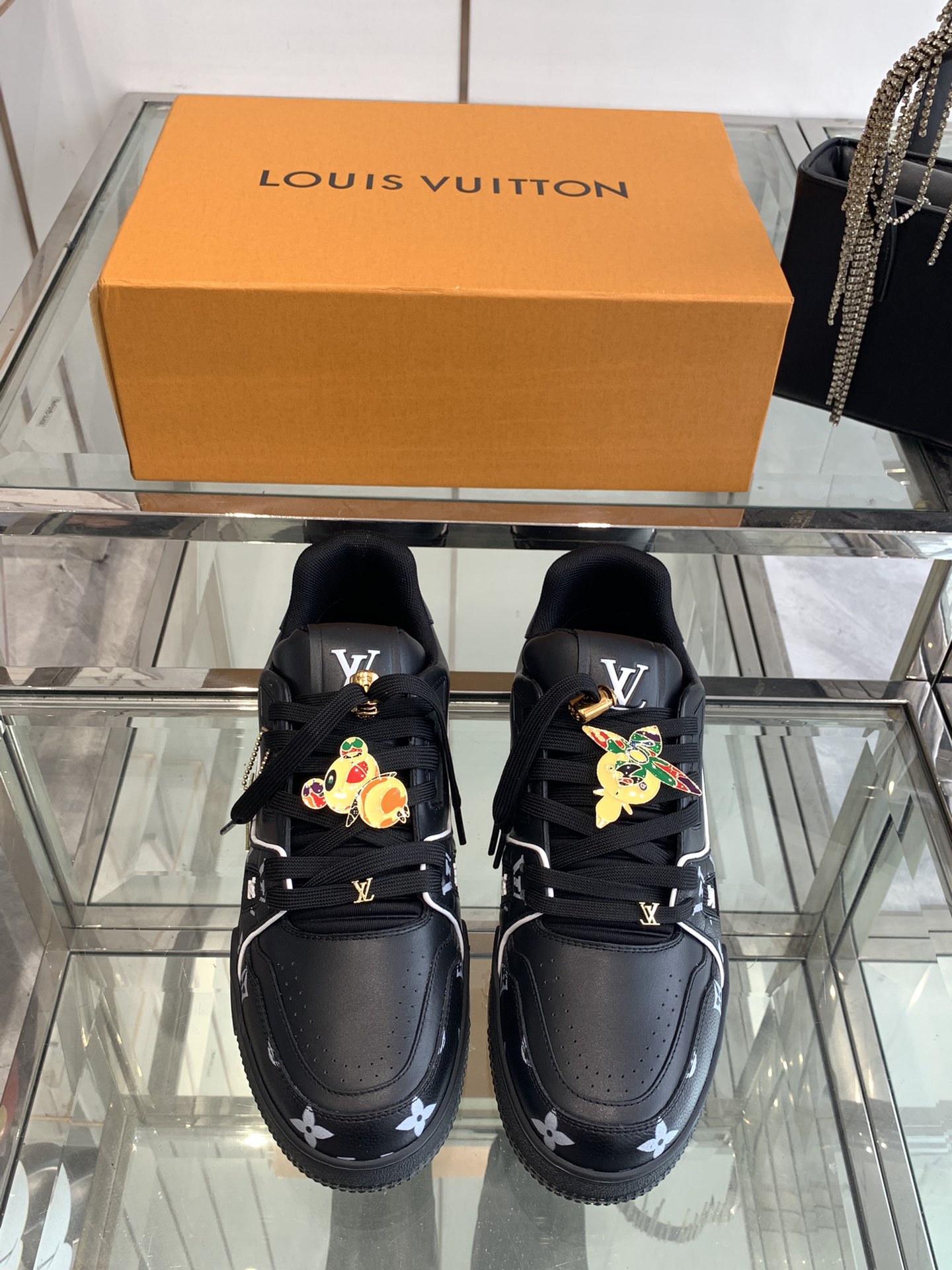 NO:240826,40LV TARINE LOUIS VUTON L Home Sneakers Skateboard Shoes Couple Model Original Purchase and Development Made Production This LV Trainer Sneaker uses cowhide leather to create a complex upper, which takes hours of ingenious sewing to complete. The classic configuration is from Virgil Abloh, showing the inspiration of retro basketball shoes Fabric: Original custom-made top layer cowhide Inner: Original custom breathable net Outsole: Original open-mode two-color TPU combination sole Size 35-44, casual shoes/sports shoes, louis vuitton, louis vuitton, louis vuitton, louis vuitton, louis vuitton, sneakers, cowhide19860909扣子40LV TARINE 路易威登L家运动鞋 滑板鞋 情侣款 原版购入开发 做货 本款LV Trainer 运动鞋选用牛皮革塑造繁复鞋面,需要数小时的匠心缝制方可完成.经典构型出自 Virgil Abloh 之手,展现复古篮球鞋的灵感启发 面料: 原版定制头层牛皮 内里: 原版定制透气网里 大底: 原版开模双色TPU组合大底 码数35-44,休闲鞋/运动鞋,louis vuitton,louis vuitton,louis vuitton,sneakers,cowhide,Women's Shoes