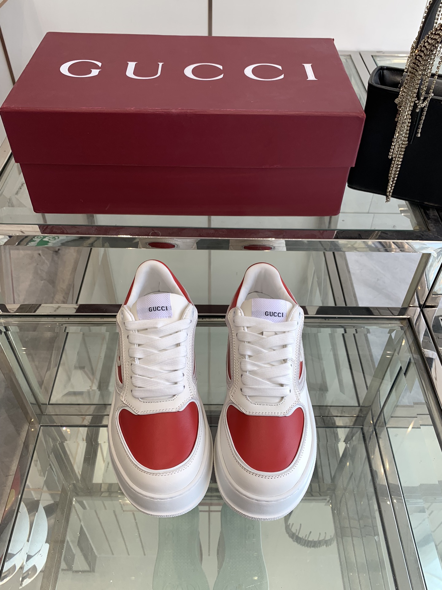 NO:240817,Gucci 25ss new biscuit shoes, white shoes, couple sneakers, G-home brand classics, combined with dad shoes, small white shoes, small dirty shoes, three classic elements, interpreting the design concept of fusion of sports and leisure advocated by the brand. The thick-soled design makes the sneakers feel retro. The most important thing is that the shoes are very light. Fabric. Original custom imported cowhide. Punching technology. Inner. Water-dyed sheepskin. Original molded tpu outsole. Size: 35-45 (for women, 40, for men, 45 custom made), casual shoes/sports shoes, gucci, gucci, gucci, gucci, gucci, gucci, sneakers, cowhide, sheepskin.19860909Gucci 古驰 25ss新款饼干鞋 小白鞋 情侣款运动鞋 G家品牌经典 结合老爹鞋 小白鞋 小脏鞋 三大经典款元素 演绎出品牌所推崇的运动与休闲相融合的设计理念 厚底设计令运动鞋流露出复古感 最重要的是鞋子非常轻盈 面料 原版定制进口牛皮 冲孔工艺 内里 水染羊皮里 原版开模tpu大底 码数: 35－45（女40 男45定做）,休闲鞋/运动鞋,gucci,gucci,gucci,sneakers,cowhide,sheepskin,Women's Shoes