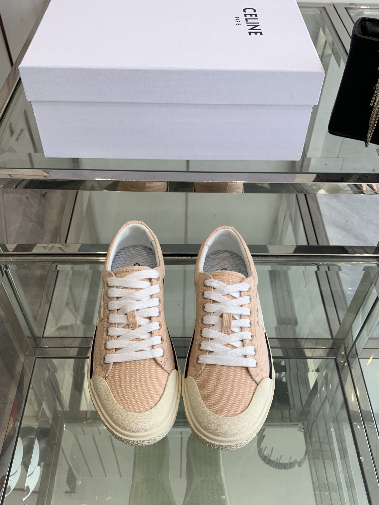 NO:240776,CELINE CELINE Spring and summer new RUNNER CR-03 sports shoes The tongue and back top are decorated with CELINE logo sports shoes side gravure CR-03 words The back top and side imprint CELINE logo is simple and comfortable, height increases and makes your legs look thin, whether worn alone or with wide-leg pants, high street and retro, original custom fabric upper, inner lining original sheepskin, inner lining original open mold rubber outsole, size 35-40 (40 custom made), casual shoes/sports shoes, celine, sneakers, sheepskin19860909CELINE思琳CELINE 春夏新款RUNNER CR-03运动鞋 鞋舌和鞋后帮饰有CELINE标志运动鞋侧面凹印CR-03字样 鞋后帮和侧面压印CELINE标志简单舒服 增高显腿细 无论是单穿还是搭配阔腿裤 高街又复古 鞋面原版定制布面 内里原版羊皮内里原版开模橡胶大底 码数35-40（40定做）,休闲鞋/运动鞋,celine,sneakers,sheepskin,Women's Shoes