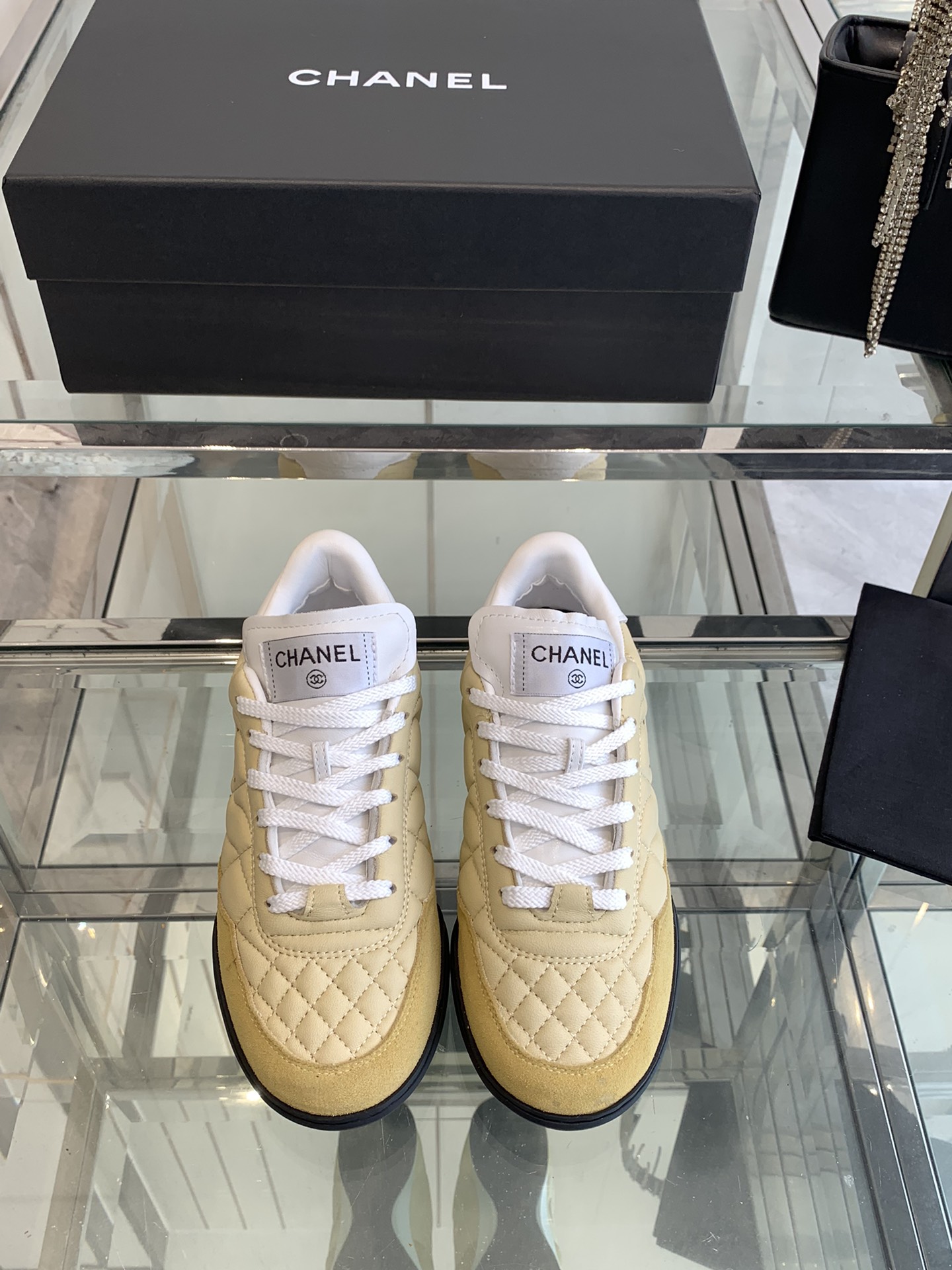 NO:240820,CHANEL CHANEL tennis shoes new product. Sheepskin material is super soft and glutinous. The shoe shape is delicate and exquisite. It is very pedicure. It is very versatile. The super large shoe tongue. The tail is full of details. Original custom lambskin diamond pattern upper. Imported custom sheepskin lining. Original open mold rubber outsole. Size: 35-40 (40 customized), casual shoes/sports shoes, chanel, chanel, sneakers, sheepskin19860909CHANEL香奈儿 网球鞋新品 绵羊皮材质超软糯脚感满分 鞋型秀气精致非常修脚 很chill很百搭 超大鞋舌 双C logo尾巴细节满满 原版定制小羊皮菱格纹鞋面 进口定制羊皮内里 原版开模橡胶大底 码数: 35-40（40定做）,休闲鞋/运动鞋,chanel,chanel,sneakers,sheepskin,Women's Shoes