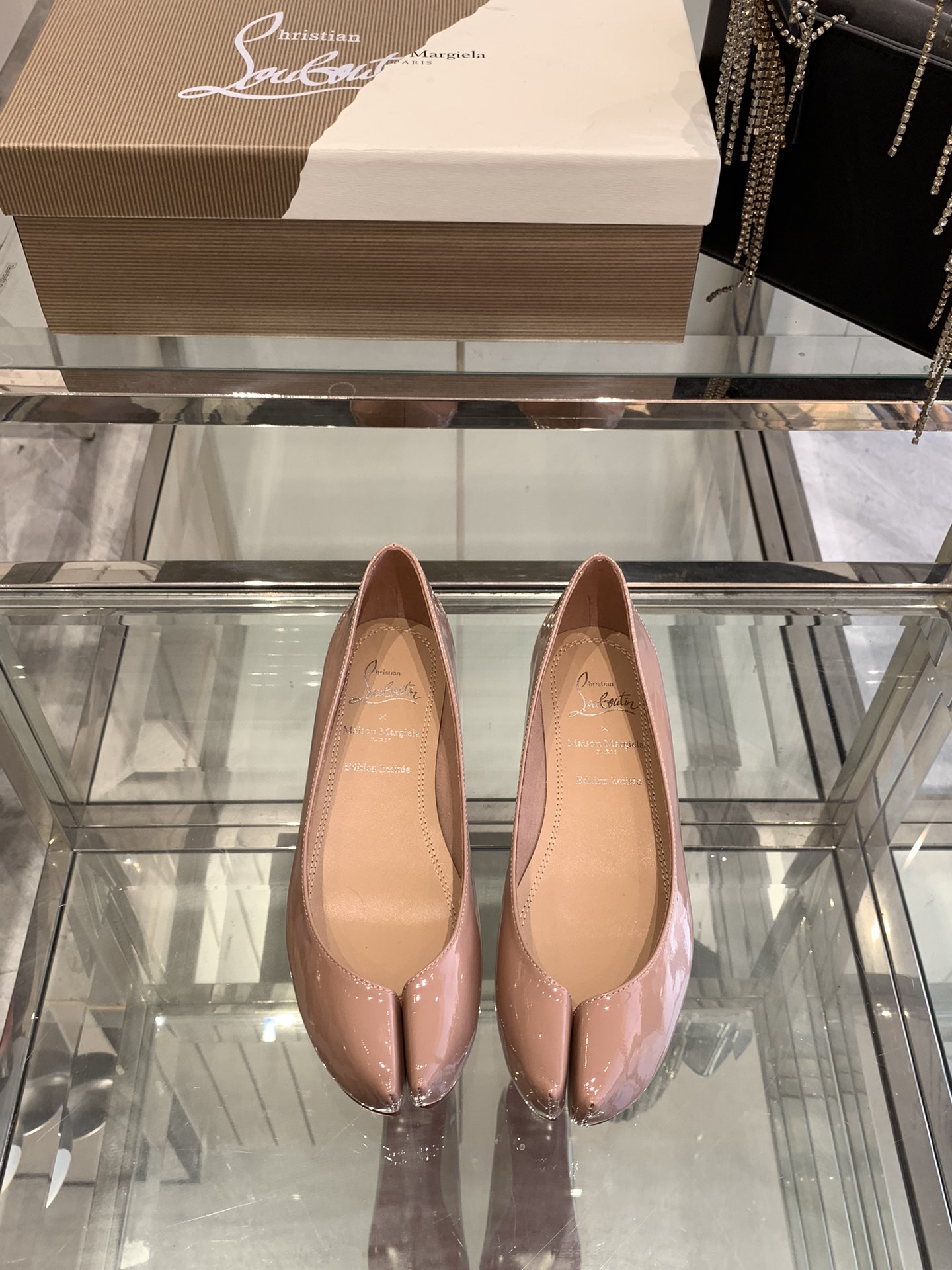 NO:240665,CL x Maison Margiela 25ss split-toe flat shoes Maison Margiela and Christian Louboutin launch their first joint shoe series Maison Margiela's iconic Tabi split-toe shoes, reinterpreting the classic split-toe design with its exquisite craftsmanship. It is made of two independent materials instead of traditional split-toe cutting technology, giving the shoe an elegant heart-shaped outline like the female clavicle lines. This design cleverly echoes the 