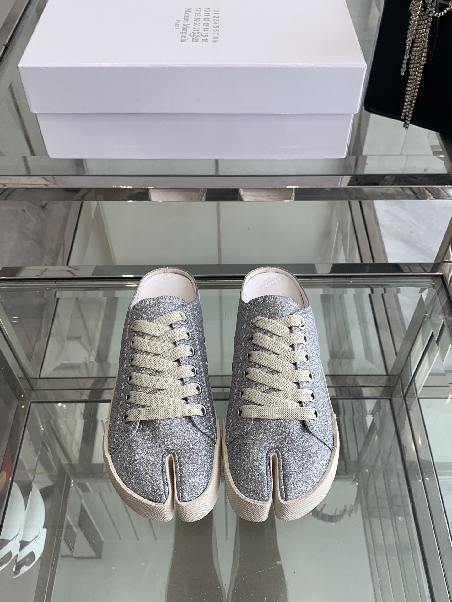 NO:240814,Maison Margiela MM6 show style split-toe biscuit casual shoes The avant-garde foot clip design has similarities with the main line Tabi split-toe design. The weirdness full of artistic atmosphere retains the elegant temperament of the main line and injects a rebellious and cold personality. Rebellious and low-key. The upper material is original fabric, cowhide. The original custom sole size is 35-40 (customized for 40), split-toe shoes, masion margiela, masion margiela, cowhide19860909Maison Margiela 马吉拉 MM6秀款 分趾饼干休闲鞋 前卫的夹脚设计与主线的Tabi分趾设计有着异曲同工之处 充满艺术气息的怪异感 既保留了主线优雅的气质 又注入了叛逆的冷峻性格 反叛又低调 鞋面材质原版布面 牛皮面 原版定制大底 码数35-40（40订做）,分趾鞋,masion margiela,masion margiela,cowhide,Women's Shoes