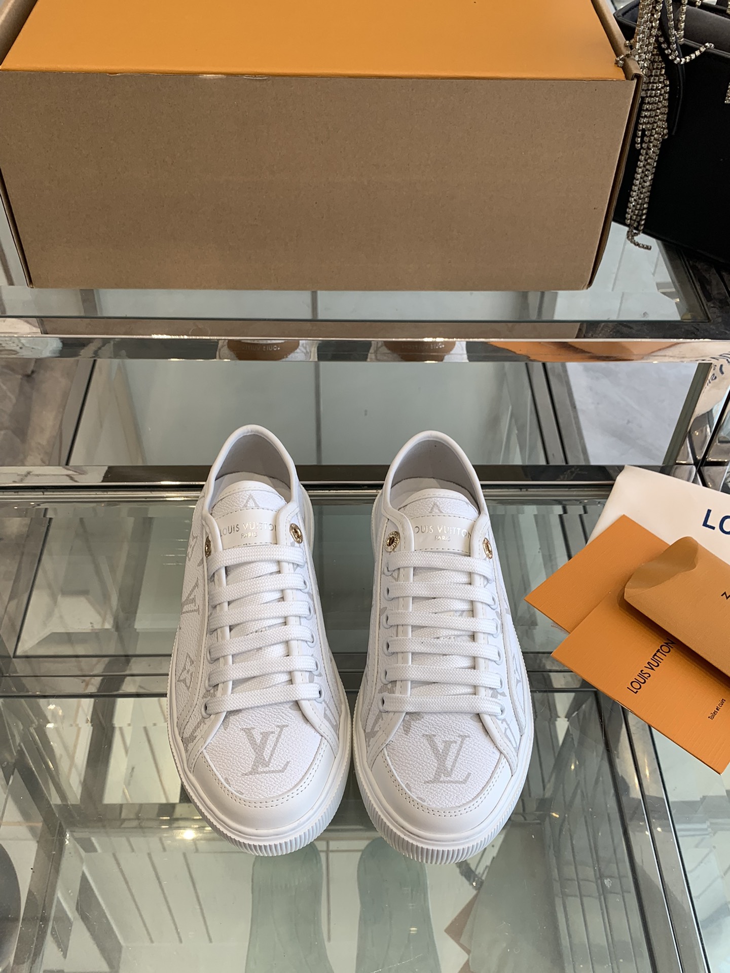 NO:240804,LV Lagoon Sneaker 25ss Spring and Summer New Denim Canvas Shoes Spring and Summer Limited Can anyone really refuse such cute shoes? Denim fabric is really suitable for summer. The colors are refreshing and thin. It is much more comfortable than the trainer series. It is very suitable for spring and summer. It is popular for new shoes when it is launched. Lagoon Sneaker is made of Monogram denim, showing a classic style, exuding a light retro atmosphere and exquisite details, embellished with Louis Vuitton standard natural leather decoration and gold engraving logo perforation, and is equipped with Monogram floral pattern. The design is more perfect. It is really easy to wear and look good. It looks good in all styles. Size 35-40 (customized for 40), casual shoes/sports shoes, louis vuitton, louis vuitton, sneakers19860909LV Lagoon Sneaker 25ss春夏新款 丹宁牛仔帆布鞋 春夏限定 真的有人可以拒绝这么可爱的鞋子吗 牛仔面料真的太适合夏天了颜色清爽又很轻薄 比trainer系列舒适太多 非常适合春夏的样子 上市就热销爆卖新鞋款 Lagoon Sneaker 采用Monogram牛仔布制作,展现经典风格,散发淡淡的复古气息精致的细节,缀有路易威登标准的天然皮革装饰及金色鐫刻标志穿孔 并配有Monogram花卉图案 设计更完美 真的好穿又好看 搭配各种风格都好看 码数35-40（40定做）,休闲鞋/运动鞋,louis vuitton,louis vuitton,sneakers,Women's Shoes