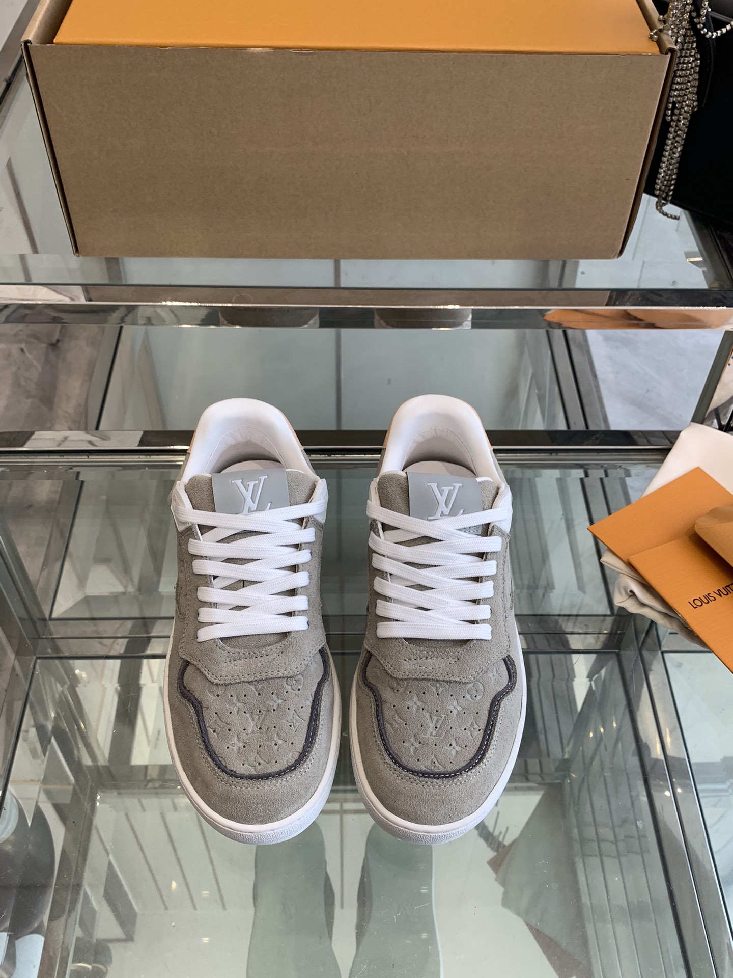 NO:240805,LV 25ss Spring and Summer New Sports Wealth Training Shoes Couple Styles A counter is hard to find. Many internet celebrity fashion bloggers plant grass. Original purchase and development. Perfect replica Embossed logo brand elements embellish the upper and lightweight rubber outsole. Classic Wealth Training Partition Design. Fabric. Original imported cowhide. Original custom breathable net cowhide. Original open mold TPU large sole material size for women 35-40. Male 39-45. Male 39-45. Male 45. Casual shoes/sports shoes. Louis vuitton. Sneakers. Cowhide19860909LV 25ss春夏新款运动德训鞋 情侣款 专柜一鞋难求 超多网红时装博主种草 原版购入开发 完美复刻 压花logo品牌元素点缀鞋面和轻质橡胶外底 经典的德训隔板设计 面料 原版进口牛皮 原版定制透气网里牛皮里 原版开模TPU大底材质码数女35-40 男39-45（女40 男45）,休闲鞋/运动鞋,louis vuitton,sneakers,cowhide,Women's Shoes