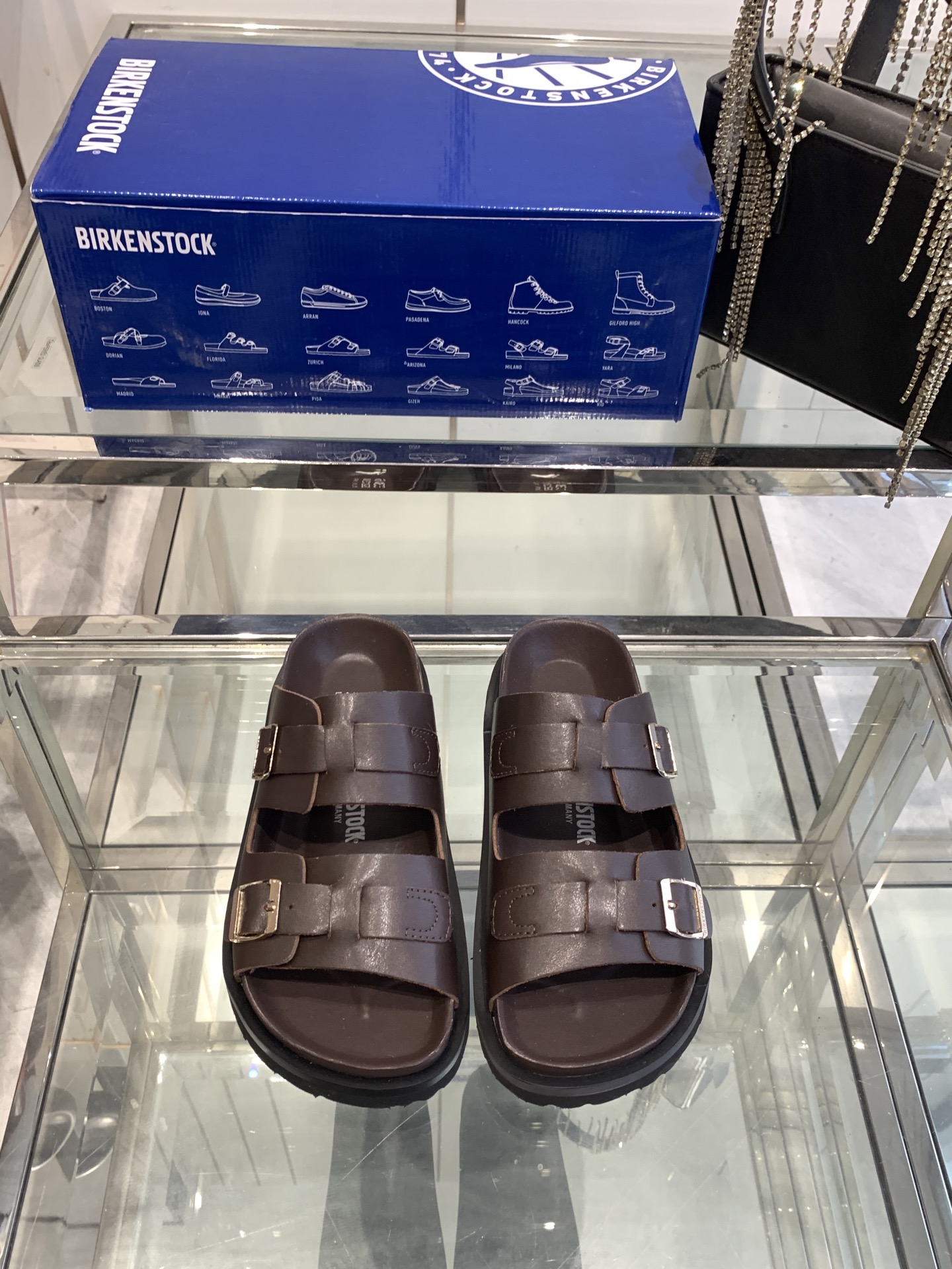 NO:240808,BIRKENSTOCK New sandals ergonomic design for foot shape foot bed. Cork material is super light and comfortable to wear. The lasted lines are beautiful. The workmanship is exquisite. It does not tiring your feet for a long time. A slightly lazy and casual feeling. The thickness, color and weight of the material are consistent with the original version. Welcome to compare the counter. Fabrics, cowhide, footbed cow, reverse fur. Sole EVA foam. Size: 35-40 (customized for 40), slippers, birdenstock, slippers, cowhide19860909BIRKENSTOCK博肯 新款凉拖 人体工程学设计符合脚形的脚床 软木材质穿着超级轻便舒适 楦形线条优美 做工精致 长时间穿着不累脚 略显慵懒的休闲感觉 材质厚度颜色和克重与原版一致 欢迎对比专柜 面料 牛皮 垫脚牛反毛皮 鞋底EVA发泡 码数:35-40（40定做）,拖鞋,birkenstock,slippers,cowhide,Women's Shoes