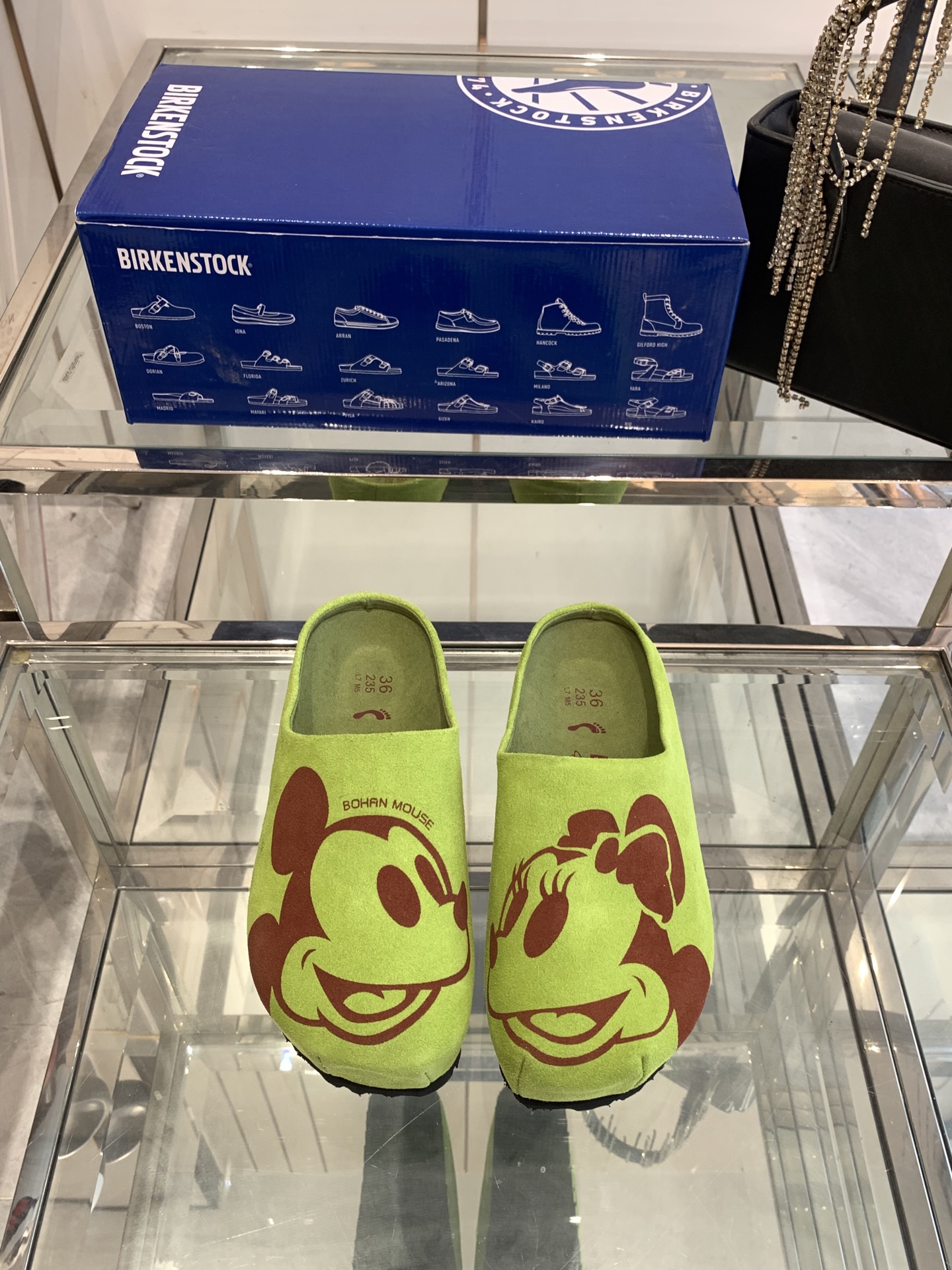 NO:240652,Birkenstock 25ss new thick-sole bag-to-head drag Mickey Mouse co-branded ergonomic design that fits the foot shape. Cork material is super light and comfortable to wear. The lasted lines are beautiful. The workmanship is exquisite. It does not tiring your feet for a long time. A slightly lazy and casual feeling. The thickness, color and weight of the material are consistent with the original version. Welcome to compare the counter. Fabric ox back fleece, foamed and large bottom. Size 35-40 (customized for 40), semi-travel, birdenstock19860909Birkenstock 勃肯 25ss新款厚底包头拖 米奇鼠联名款 人体工程学设计符合脚形的脚床 软木材质穿着超级轻便舒适 楦形线条优美 做工精致 长时间穿着不累脚 略显慵懒的休闲感觉 材质厚度颜色和克重与原版一致 欢迎对比专柜 面料牛反绒 大底发泡大底 码数35-40（40定做）,半拖,birkenstock,Women's Shoes