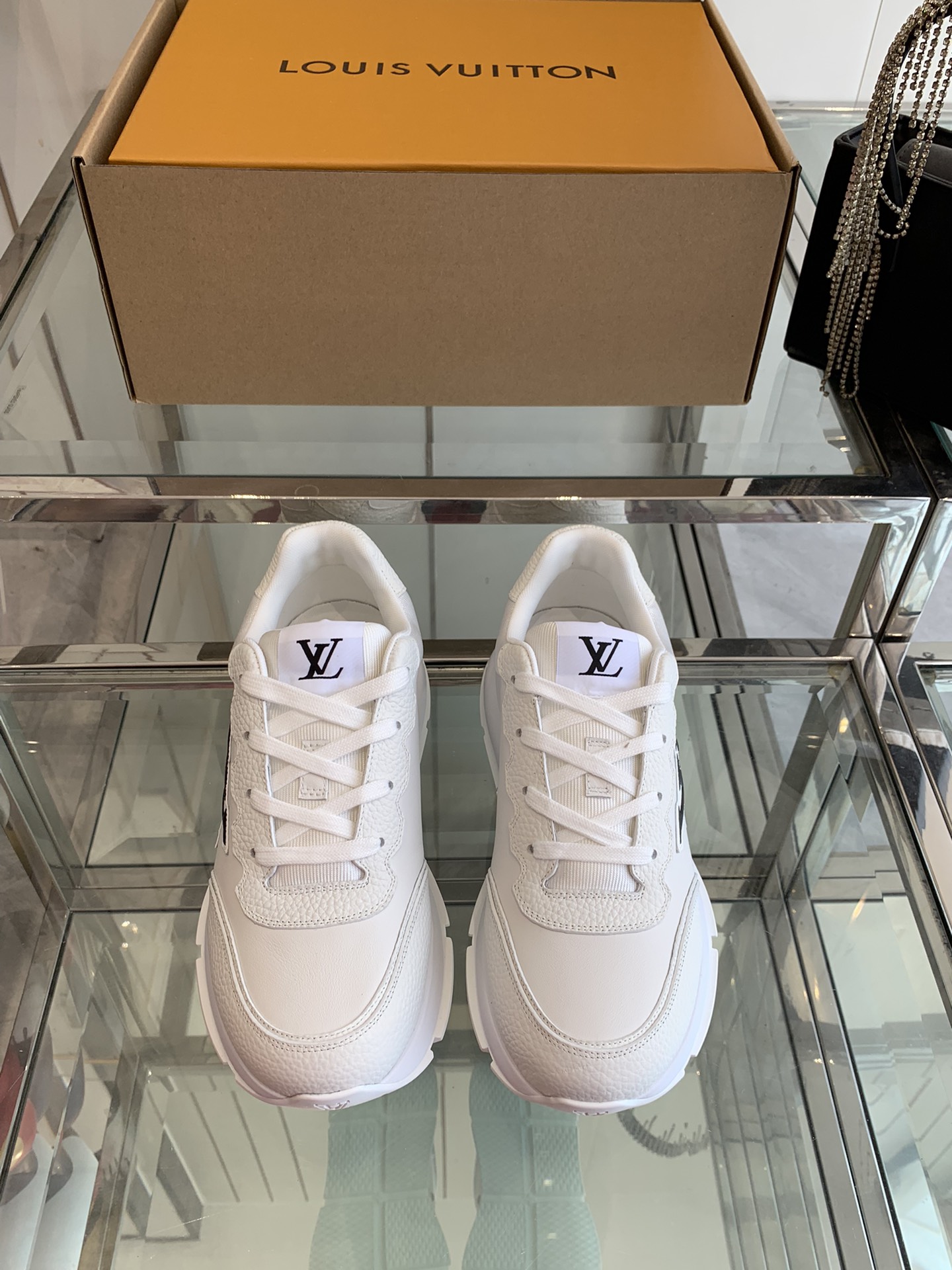 NO:240764,LV new Classic series 2025ss new sports and casual shoes This sneaker debuted in the 2025 autumn and winter men's series. It is designed with smooth cowhide leather and can easily incorporate various shapes. Attention LV letters marked on the side of the shoe. Light rubber outsole embellished with Vuitton logo. Extremely comfortable and good footwork. Must-have items for casual wear. 35-45 (for women 40, customized for men 45), casual shoes/sports shoes, christian louboutin, louis vuitton, sneakers, cowhide19860909LV 新款Classic系列 2025ss新款运动休闲鞋 这款运动鞋于 2025 秋冬男士系列初次亮相 以光滑牛皮革塑造考究设计 可轻松融入各式造型 瞩目 LV 字母标注鞋侧 轻盈橡胶外底点缀 Vuitton 标识 舒适度超高 上脚效果很好 休闲穿搭必备单品码数35-45（女40 男45定做）,休闲鞋/运动鞋,christian louboutin,louis vuitton,sneakers,cowhide,Women's Shoes