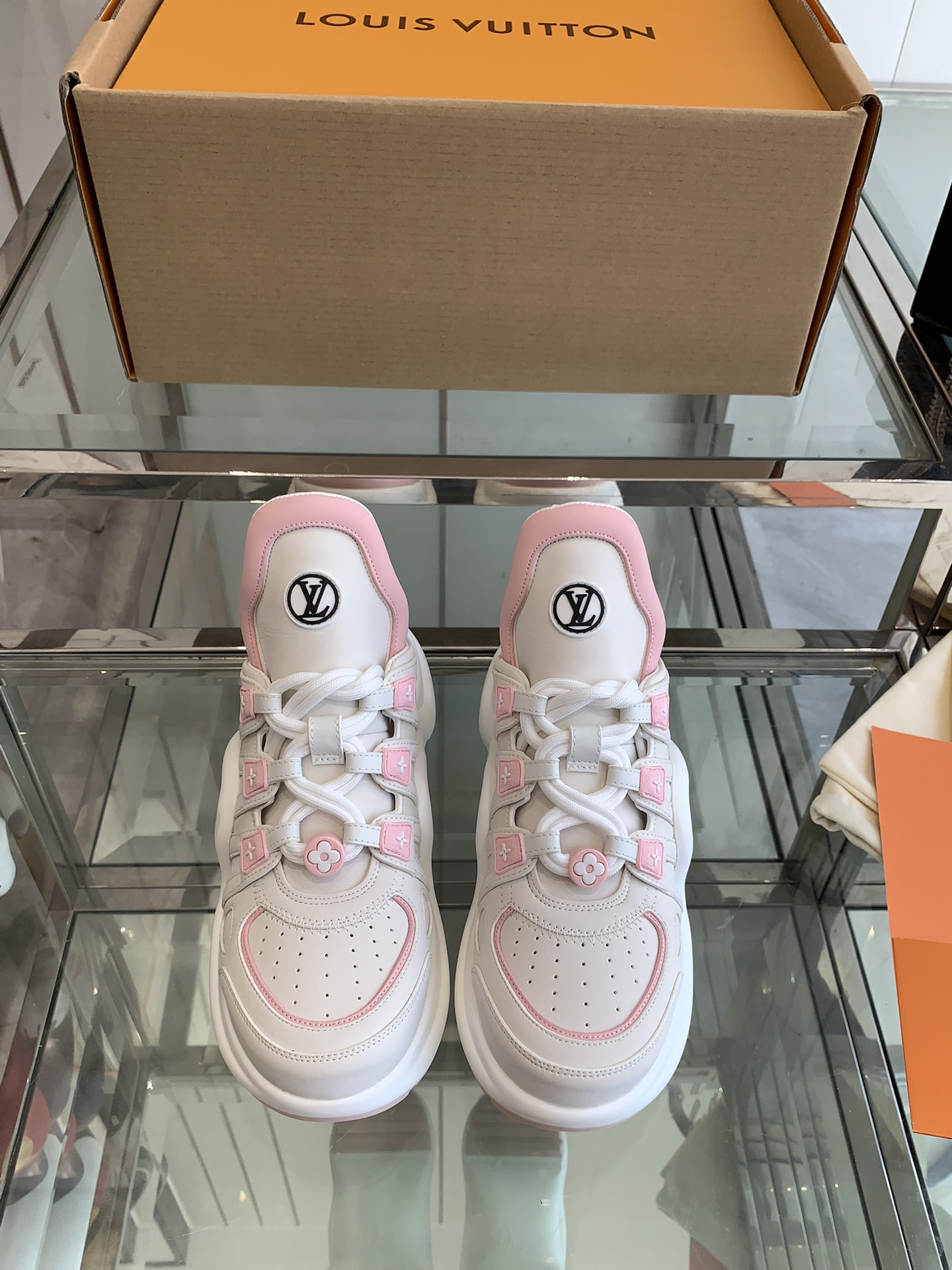 NO:240802,LV Ss counter synchronizes the new color series of dad shoes!  Showing youthful vitality, daily outfits are super eye-catching, and the classic arch design has always been called a beautiful leg artifact!  Absolutely man-friendly, the upper is consistent with cowhide, wear-resistant, and the original mold-opening TPU is a long-lasting TPU, shock-absorbing and wear-resistant, with excellent rebound force, and it looks slim and light and comfortable!  Increase 5cm size 35-41 (40 41 custom made), dad shoes, louis vuitton, cowhide19860909LV ss专柜同步老爹鞋新色系列！尽显青春活力,日常穿搭超级抢眼,经典的拱形设计,一向被称之为美腿神器！绝对的人手必备 鞋面原版一致牛皮,耐穿耐磨 大底原版开模TPU,减震耐磨,回弹力超好,上脚巨显瘦.轻盈舒适！增高5cm 码数35-41（40 41定做）,老爹鞋,louis vuitton,cowhide,Women's Shoes