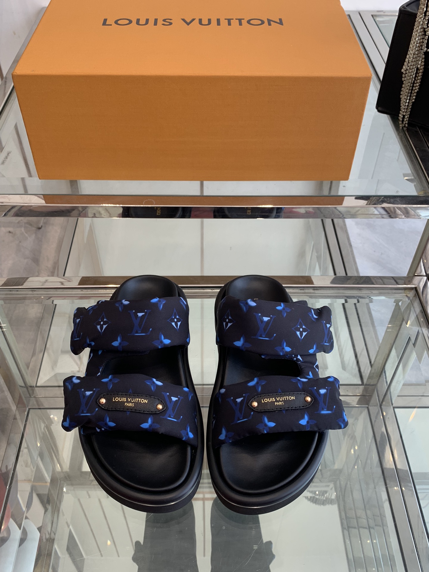 NO:240798,LV 2025 hit, embossed logo, embossed sandals, Pool Pillow Comfort, flat-soled sandals, material technology fabric, reinterpreted with high-frequency imprinting technology, Monogram pattern, soft padded upper with adjustable Velcro, comfortable and tough insole, added harmonious color, original customized technology fabric, soft sheepskin, original molded rubber foamed sole, size: 35-45 (for women, 40, customized for men, 45), slippers, louis vuitton, slippers, sheepskin19860909LV 2025爆款 浮雕logo 压花 凉拖鞋 Pool Pillow Comfort 平底凉拖取材科技织物 以高频压印技术重绎 Monogram 图案 柔软加垫鞋面搭配可调节魔术贴 舒适韧性鞋垫再添和谐色彩 面料原版定制科技织物 内里柔软羊皮里 原版开模橡胶发泡大底 码数: 35-45（女40 男45定做）,拖鞋,louis vuitton,slippers,sheepskin,Women's Shoes