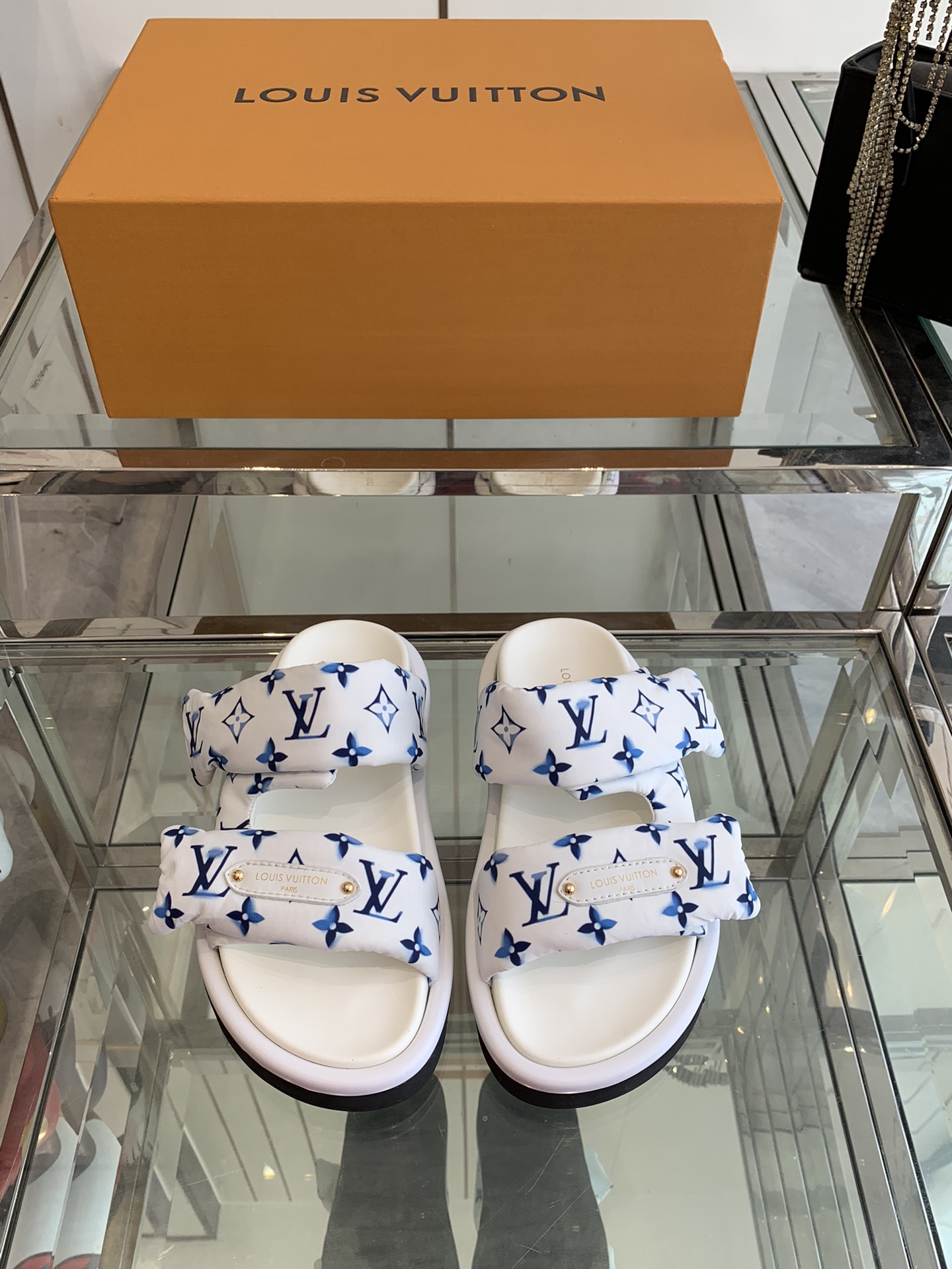 NO:240800,LV 2025 hit, embossed logo, embossed sandals, Pool Pillow Comfort, flat-soled sandals, material technology fabric, reinterpreted with high-frequency imprinting technology, Monogram pattern, soft padded upper with adjustable Velcro, comfortable and tough insole, added harmonious color, original customized technology fabric, soft sheepskin, original molded rubber foamed sole, size: 35-45 (female 40, male 45), slippers, louis vuitton, slippers, sheepskin19860909LV 2025爆款 浮雕logo 压花 凉拖鞋 Pool Pillow Comfort 平底凉拖取材科技织物 以高频压印技术重绎 Monogram 图案 柔软加垫鞋面搭配可调节魔术贴 舒适韧性鞋垫再添和谐色彩 面料原版定制科技织物 内里柔软羊皮里 原版开模橡胶发泡大底 码数: 35-45（女40 男45）,拖鞋,louis vuitton,slippers,sheepskin,Women's Shoes