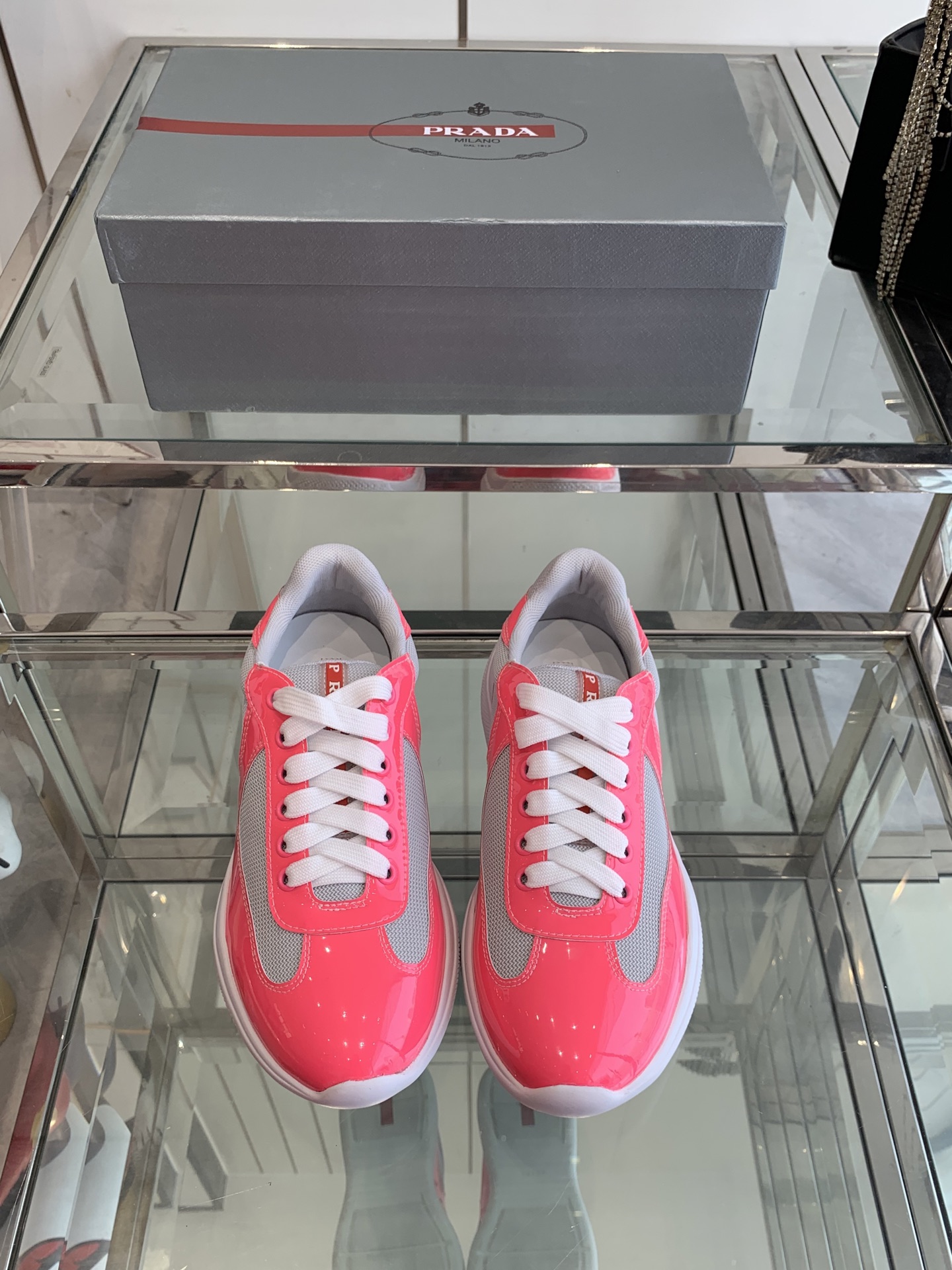 NO:240799,Prada 25ss Spring and Summer New Style Casual Sports Shoes Couple Models Use imported solid color patent leather Spliced ​​mesh cowhide upper Three-dimensional geometric segmentation Multi-color splicing Fashionable and generous Soft, comfortable and breathable, PRADA letter logo on the outside, classic letter logo on the heel, fabric lifting shoes and tripping with fabric inner, silver logo cowhide with P home exclusive rubber outsole Size 35-46 (for women 40 men 45 46 custom made), casual shoes/sports shoes, prada, prada, sneakers, cowhide19860909Prada 普拉达 25ss春夏新款 休闲运动鞋 情侣款  采用进口纯色漆皮 拼接网孔牛皮鞋面 立体几何分割 多色拼接 时尚大方 柔软舒适透气,外侧饰有PRADA字母徽标 鞋舌饰有经典字母logo 后跟饰有织物提鞋绊 搭配织物内里 烫银logo牛皮脚垫 搭配P家专属橡胶大底 码数35-46（女40 男45 46订做）,休闲鞋/运动鞋,prada,prada,sneakers,cowhide,Women's Shoes