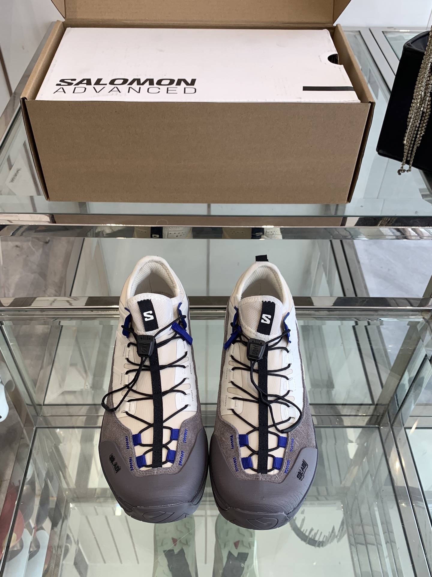 NO:240792,270 Salomon Salomon 25ss new S/LAB ALPINWAY series outdoor hiking shoes casual sneakers couples style This is a unique hybrid shoe designed for multi-functional mountain adventure The shoe has optimized cushioning, double density midsole for comfort and accuracy. Its bottom uses Contagrip Alpine, a high viscosity rubber compound that provides strong static friction precise grip and durability Rich details, the iconic sneakers are refined into a new urban classic bringing silence to SALOMON original imported cowhide   breathable mesh inner original imported breathable mesh sole original open mold anti-slip rubber outsole Size: Women 35- Men 39-45 (Female 45 customized), casual shoes/sports, loro  piana, sneakers, cowhide19860909270 男萨洛蒙 Salomon 25ss新款 S/LAB ALPINWAY 系列 户外登山鞋 休闲运动鞋 情侣款 这是一款独特的混合鞋 专为多功能山地探险而设计 该鞋具有优化的缓冲,双密度中底,提供舒适和精准度.其底部采用 Contagrip Alpine,一种高粘性橡胶化合物 提供强大的静摩擦力 精确的抓地力和耐用性 丰富的细节,标志性运动鞋被提炼为新的都市经典 为 SALOMON带来静谧气息 面料原版进口牛皮 透气网面 内里原版进口透气网里 鞋底原版开模防滑橡胶大底 码数: 女35- 男39-45（女 男45定做）,休闲鞋/运动鞋,loro piana,sneakers,cowhide,Women's Shoes