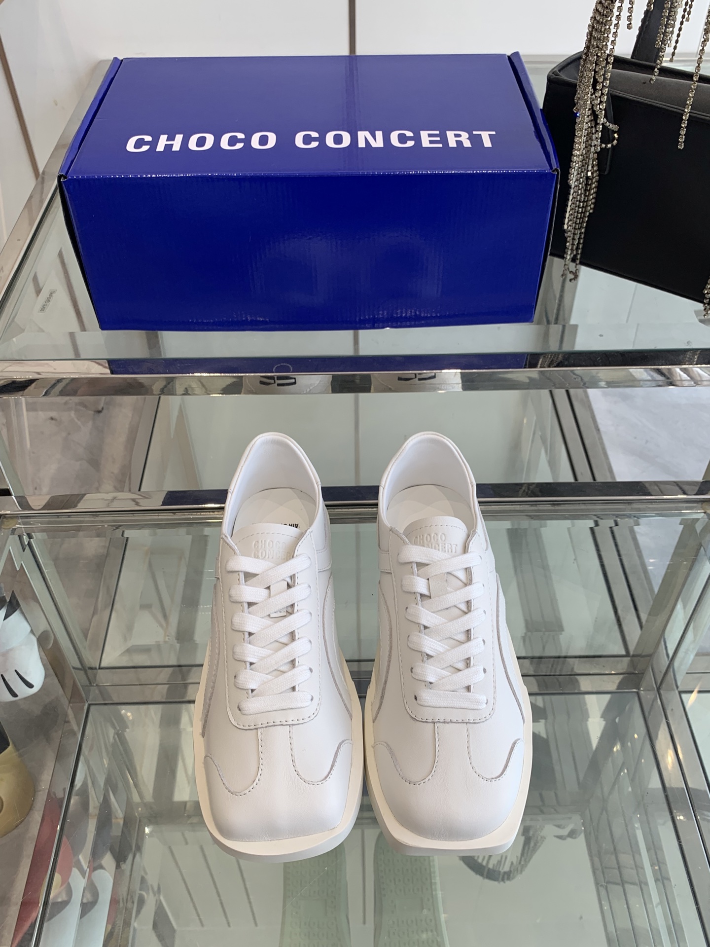 NO:240803,CHOCO CONCERT Niche trendy brand 25ss spring and summer new square shoes casual shoes sisters must-have versatile shoe slippers in summer, which is taller and super comfortable and fashionable sneakers, and it is the shoes that are so popular that the whole entertainment industry #Giao Jiao Zhang Xiaofei round square shoes! Fashionable and versatile, taller and slimmer, really fragrant! It can be said that everyone has one! Come and get it! In addition to these classic colors for celebrities, the whole romantic, high-end and unique, practical and beautiful are all full! The upper uses original imported cowhide, inner foot pad original breathable cloth, sole original customized rubber outsole, size 35-39 (40 customized), casual shoes/sneakers, sneakers, cowhide19860909CHOCO CONCERT 小众潮牌 25ss春夏新款 方圆鞋 休闲鞋 姐妹们夏天必入的百搭款鞋拖,即增高又超级舒服 又时髦的运动鞋,而且是火到整个娱乐圈的鞋子#阿娇张小斐同款圆方鞋 !时尚百搭, 显高又显瘦,真的太香啦!可以说是人手一款!大家快来 get起来! 除了明星上脚的这些经典配色外 整个浪漫高级又独特,实用与颜值全部拉满! 鞋面采用原版进口牛皮 内里垫脚原版透气布 鞋底原版定制橡胶大底 码数35-39（40定做）,休闲鞋/运动鞋,sneakers,cowhide,Women's Shoes