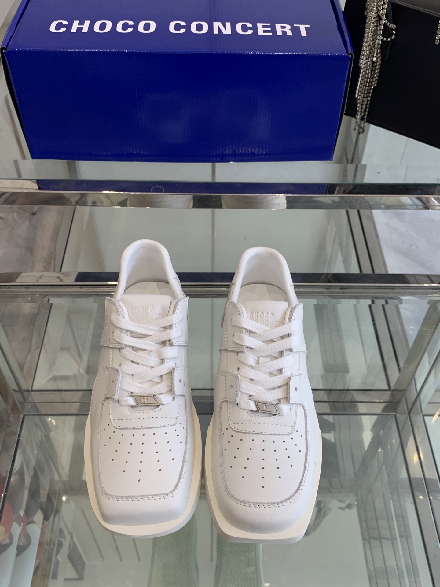 NO:240786,CHOCO CONCERT Niche trendy brand 25ss spring and summer new square shoes casual shoes sisters must-have versatile shoe slippers in summer, which is taller and super comfortable and fashionable sneakers, and it is the shoes that are so popular that the whole entertainment industry #Gillian Zhang Xiaofei round square shoes! Fashionable and versatile, taller and slimmer, really fragrant! It can be said that everyone has one! Come and get it! In addition to these classic colors for celebrities, the whole is romantic, high-end and unique, practical and beautiful! The upper is made of original imported cowhide, inner foot pad original breathable cloth, sole original customized rubber outsole, size 35-39 (40 customized), casual shoes/sneakers, sneakers, cowhide19860909CHOCO CONCERT 小众潮牌 25ss春夏新款 方圆鞋 休闲鞋 姐妹们夏天必入的百搭款鞋拖,即增高又超级舒服 又时髦的运动鞋,而且是火到整个娱乐圈的鞋子#阿娇张小斐同款圆方鞋 !时尚百搭, 显高又显瘦,真的太香啦!可以说是人手一款!大家快来 get起来! 除了明星上脚的这些经典配色外 整个浪漫高级又独特,实用与颜值全部拉满! 鞋面采用原版进口牛皮 内里垫脚原版透气布 鞋底原版定制橡胶大底 码数35-39（40订做）,休闲鞋/运动鞋,sneakers,cowhide,Women's Shoes