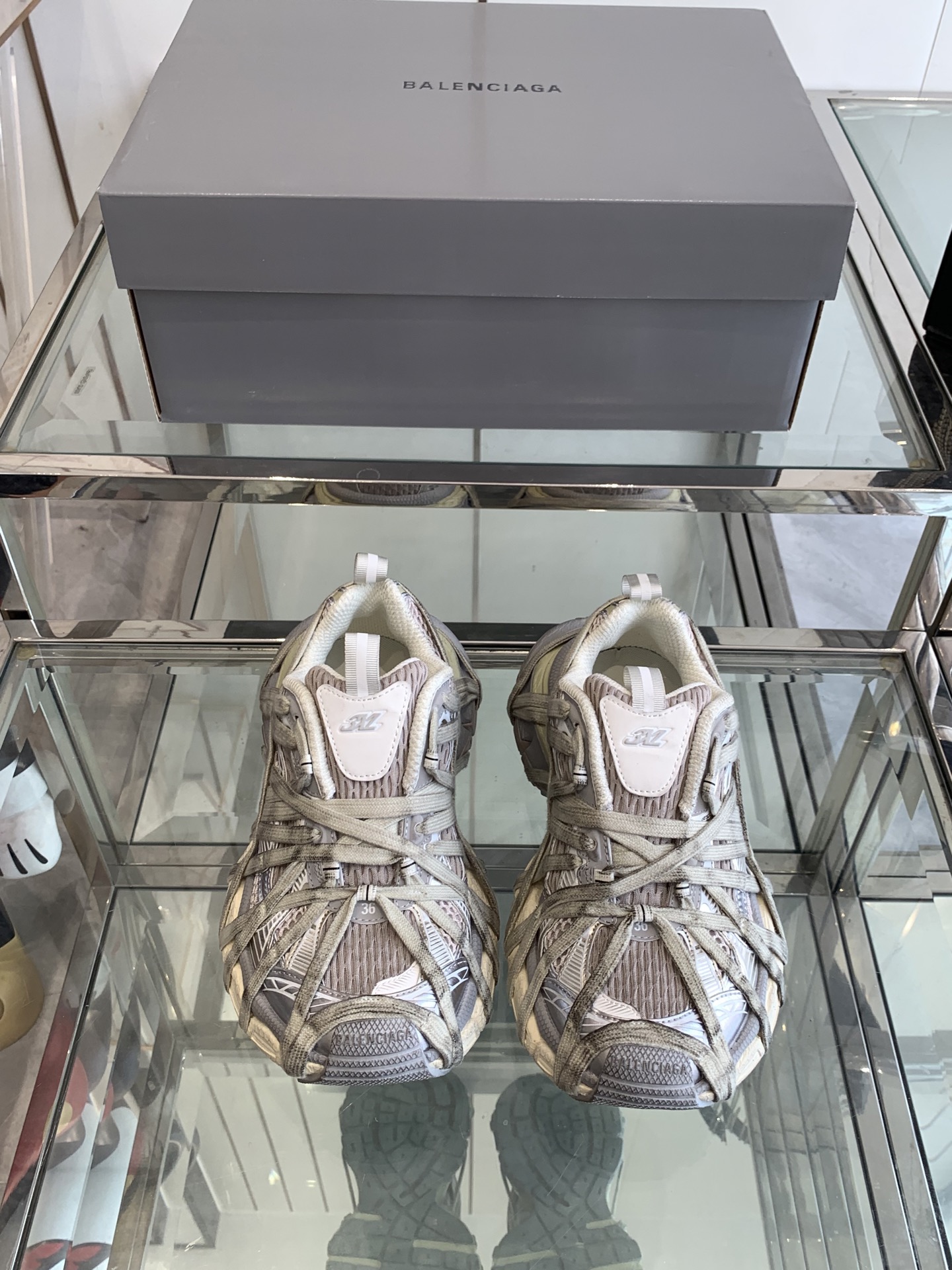 NO:240801,Spider-Man Balenciaga 3XL Sneaker series Couple casual dad shoes Sports shoes Balenciaga 3XL xxxl Sneaker The overall shoe shape draws on the creative ideas of the two shoe shapes, Balenciaga Track and Balenciaga Runner. It is equivalent to removing the outer frame of the Track shoe body. It also inherits the streamlined shape of Runner and the Track flat toe. A pair of tied shoelaces are added to the front of the upper to serve as a concave shape. Original archive development. Precise details. Official private model combination large sole original box. Everything from the inside to the outside is restored. Imported technology fabric   custom-made breathable net. Original model opening ultra-light MD combination rubber sole. Size 35-46 (female 40, male 45  46 customized), casual shoes/sports shoes, balenciaga, balenciaga, sneakers19860909蜘蛛侠 Balenciaga巴黎世家 3XL Sneaker系列 情侣款休闲 老爹鞋 运动鞋 Balenciaga 3XL xxxl Sneaker 整体鞋型汲取了Balenciaga Track和Balenciaga Runner两款鞋型的创作思路 相当于把 Track鞋身的外框拆了下来 同时继承了 Runner的流线造型和 Track扁平的鞋头 在鞋面前段另加了一副绑着的的鞋带 用作凹造型 原厂档案开发 细节精准对位官方 私模组合大底原装大盒 从里到外一切还原官方 进口科技面料 网面定制透气网里 原版开模超轻MD组合橡胶底 码数35-46（女40 男45 46订做）,休闲鞋/运动鞋,balenciaga,balenciaga,sneakers,Women's Shoes