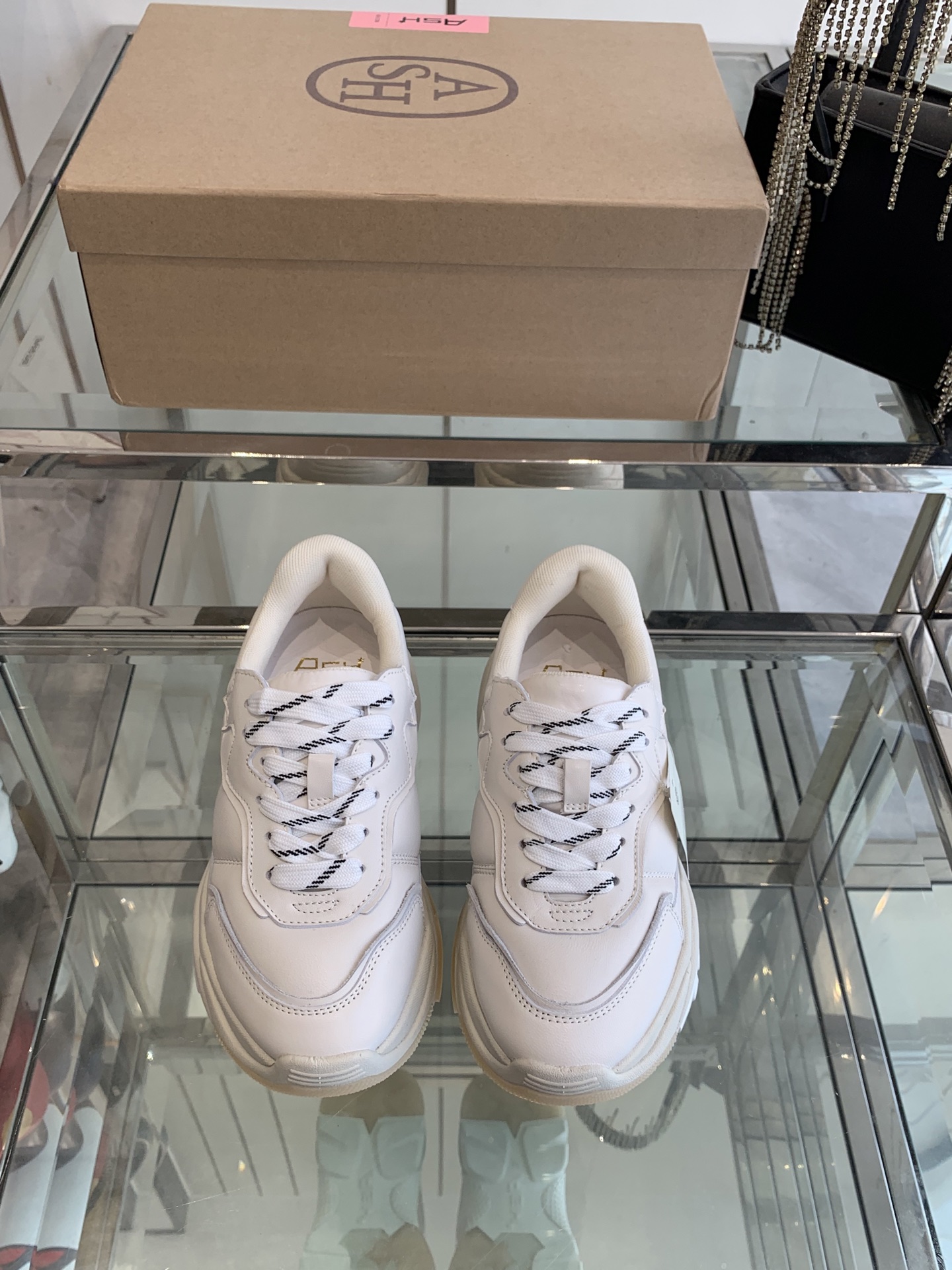 NO:240794,ASH niche trendy brand 25ss early spring new style thick sole sports shoes dad shoes high-quality cowhide colorful shoe label breathable hole design tough star casual series, simple design punched breathable shoe body, lightweight rebound and height-enhancing sole original imported cowhide inner foot pad sheepskin heel height 6.5cm sole original rubber outsole size 35-40 (40 customized), casual shoes/sports shoes, sneakers, cowhide, sheepskin19860909ASH 小众潮牌 25ss早春新款 厚底 运动鞋 老爹鞋 优质牛皮多彩鞋标透气孔设计坚韧 明星同款休闲系列,简约设计的冲孔透气鞋身,搭配轻盈回弹增高鞋底 面料原版进口牛皮 内里垫脚羊皮  跟高6.5cm 鞋底原版橡胶大底 码数35-40（40定做）,休闲鞋/运动鞋,sneakers,cowhide,sheepskin,Women's Shoes