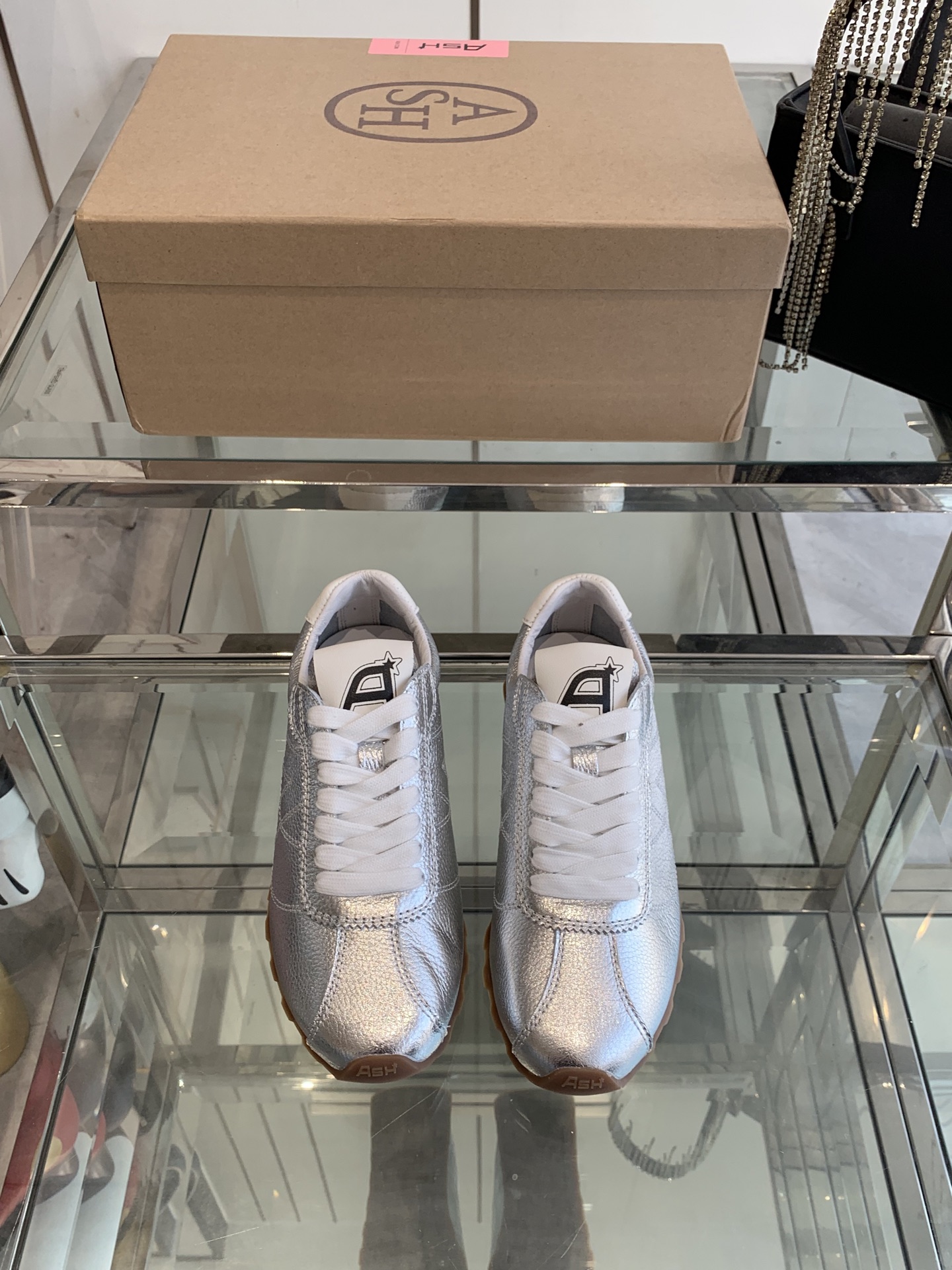 NO:240796,ASH 25ss Spring and Summer New Italian Light Luxury Trendy Brand German Training Shoes Small white shoes high-quality cowhide leather colorful shoe label breathable hole design tough Celebrity same casual series, simple design punched breathable shoe body, light rebound and height-enhancing sole imported cowhide, sole rubber sole, inner sheepskin Size 35-40 (40 customized), casual shoes/sports shoes, sneakers, cowhide, sheepskin19860909ASH 25ss春夏新款 意大利轻奢潮牌 德训鞋 小白鞋优质牛皮多彩鞋标透气孔设计坚韧 明星同款休闲系列,简约设计的冲孔透气鞋身,搭配轻盈回弹增高鞋底 面料进口牛皮 鞋底橡胶大底 内里羊皮  码数35-40（40定做）,休闲鞋/运动鞋,sneakers,cowhide,sheepskin,Women's Shoes