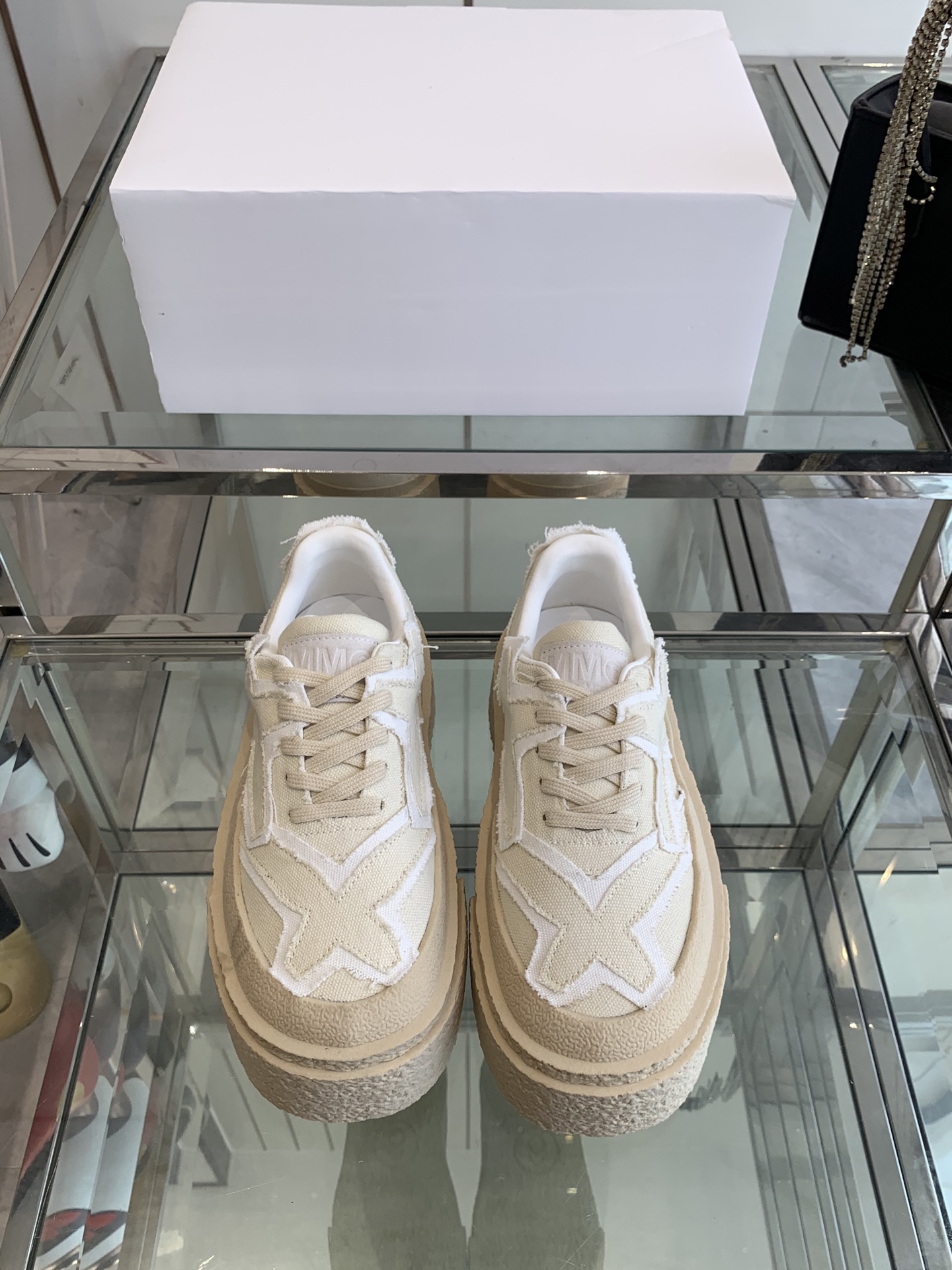 NO:240790,Maison Margiel 25ss new retro thick-soled casual sneakers couple style Maison Margiel is based on the style of classic German training shoes, which is different from the classic thick-soled ones. The net design makes it more breathable and comfortable. The edges are extremely layered. In addition, the classic brand weak digital logo is perfectly presented at the tail of the shoe, and the circle surrounds the shoe line 