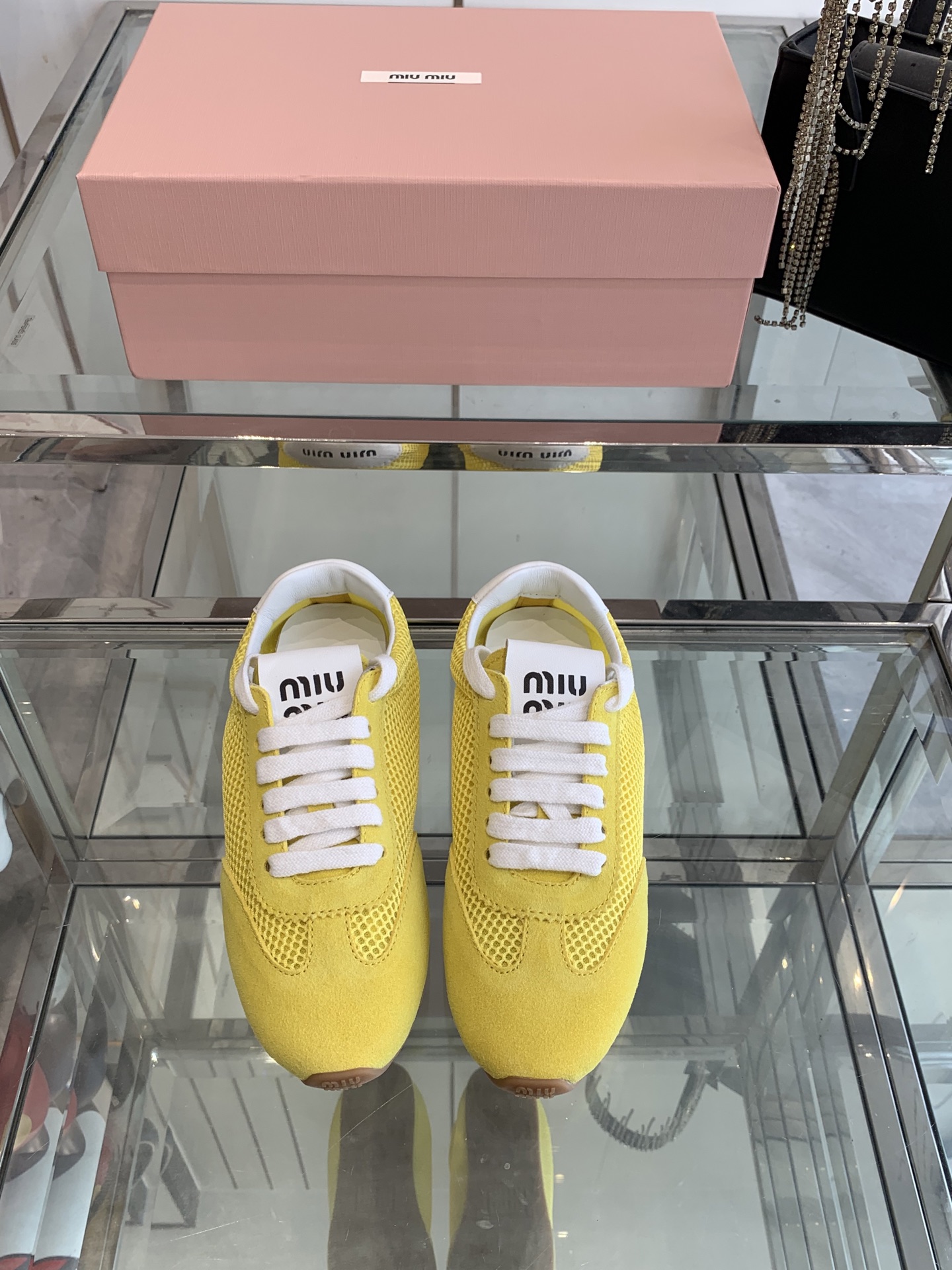 NO:240780,Miu Miu 25ss early spring new style mesh training shoes, not tired, good-looking and fashionable, this year's Miu has started to take a walk, each of which is very beautiful, white shoes are the main styles this year, retro and old fashioned, simple and high-end, casually matched, very comfortable to put on, must-have for the year, size 35-40 (customized for 40), casual shoes/sports, miumiu, sneakers19860909Miu Miu 缪缪 25ss早春新款 网面德训鞋 暴走不累 好看又时尚 今年的Miu开了挂啦 每个都特别好看 小白鞋今年主推款 复古做旧时尚 简约高级 随意搭配 上脚非常舒适,年度必入款 码数35-40（40定做）,休闲鞋/运动鞋,miumiu,sneakers,Women's Shoes