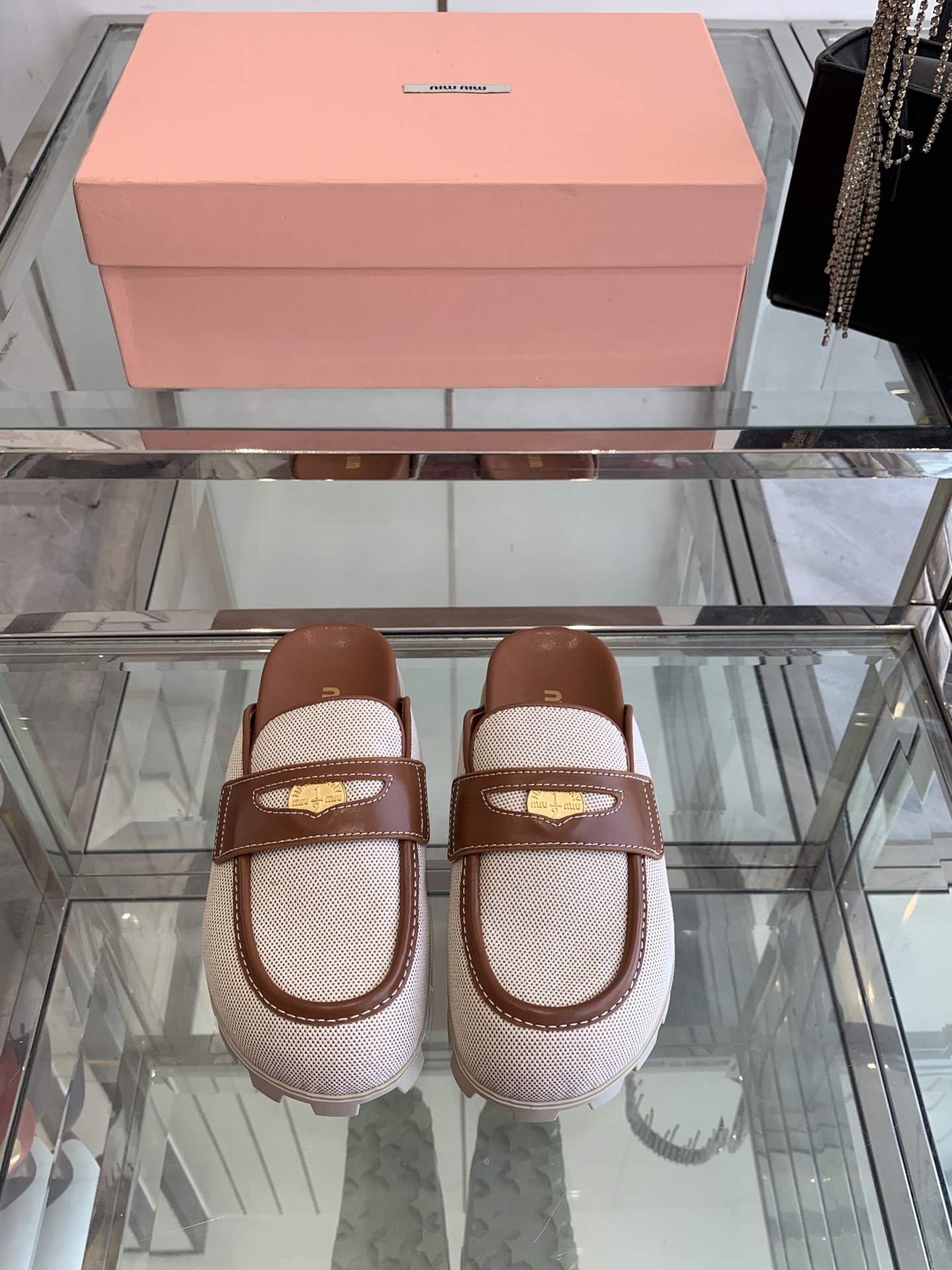 NO:240791,Miu Miu 25ss early spring new Roman thick-sole semi-torched latest catwalk classic upgrade coexistence of comfort and fashion design and different style requirements Original custom weaving Original mold opening and anti-slip large bottom Size: 35-40 (40 custom made), semi-torched, miumiu19860909Miu Miu 缪缪 25ss早春新款 罗马厚底半拖 最新走秀款 经典升级 舒适度与时髦度并存 设计搭配不同风格需求 原版定制织布 原版开模防滑大底 码数: 35-40（40定做）,半拖,miumiu,Women's Shoes