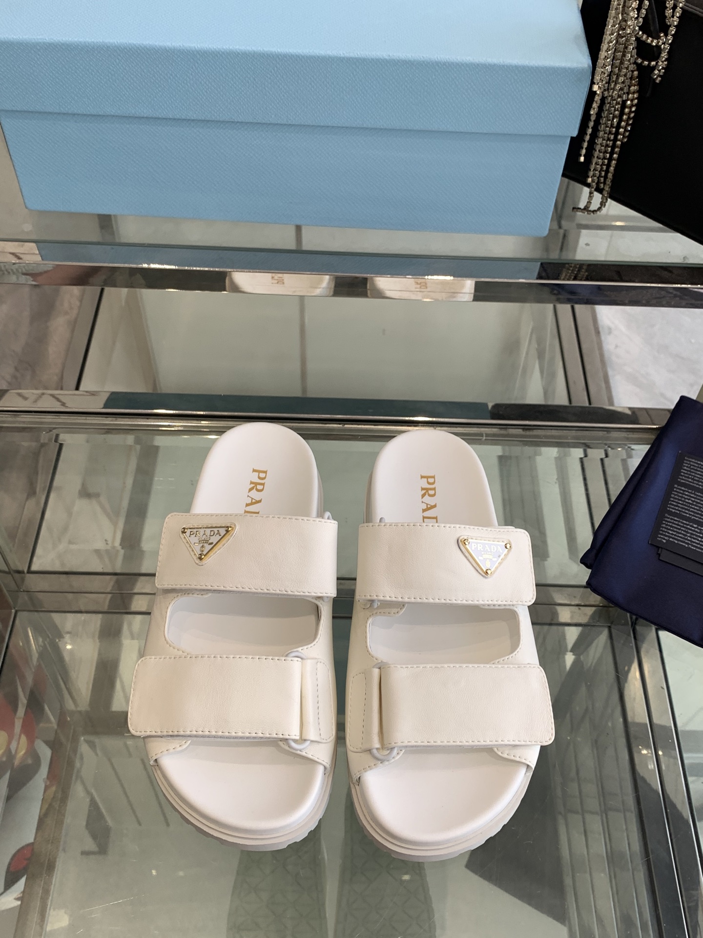 NO:240793,Prada 25ss Spring and Summer New Sandals Roman thick-soled Velcro sandals Slippers Latest catwalk style, classic upgrades Comfort and fashionable coexist. Each color matches are good, design matches different styles. Original custom cowhide cowhide. Lift: Original custom sheepskin lining, cowhide, footbed, original open mold non-slip sole Shoe size: 35-40 (40 custom made), slippers, prada, prada, sandals, slippers, cowhide, sheepskin19860909Prada 普拉达 25ss春夏新款凉鞋 罗马厚底魔术贴凉鞋 拖鞋 最新走秀款,经典升级 舒适度与时髦度并存 每个颜色搭配都好看,设计搭配不同风格需求 鞋面原版定制牛皮 内里: 原版定制羊皮内里,牛皮 垫脚 大底原版开模防滑大底 鞋码: 35-40（40订做）,拖鞋,prada,prada,sandals,slippers,cowhide,sheepskin,Women's Shoes