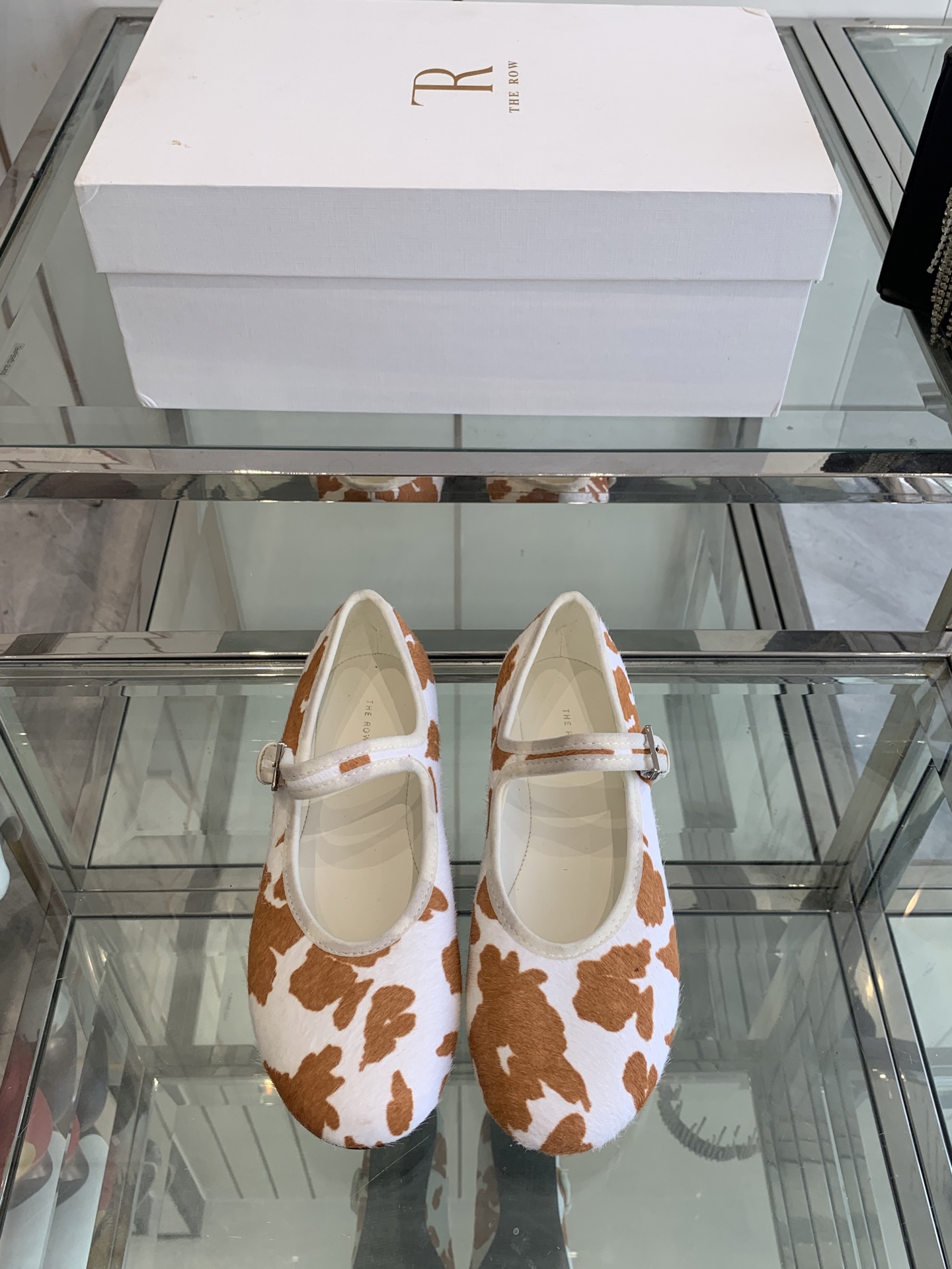 NO:240797,The Row trendy brand 25ss Spring and Summer Latest Horse Hair Flat Sole Mary Jane Ballet Shoes A very low-key and very high-end brand. It never needs to use exaggerated logos to show itself. Only the simplest lines and the most advanced materials are to tell everyone's uniqueness. There is always a magic that gives women independence and confidence temperament. This is the row. Today, this Mary Jane directly closes her eyes and it is very soft. The soles are very comfortable and easy to wear. This single shoe is versatile all year round. It looks very beautiful with socks in autumn and winter, and is full of girlishness!  Fat and thin feet can be worn without picking on the feet. Fabric: cow pattern and horse hair. Inner: imported sheepskin. Size 35-41 (40 41 customized), ballet shoes, mary jane, sheepskin, socks19860909The Row潮牌 25ss春夏最新 马毛 平底 玛丽珍芭蕾单鞋 一个极其低调且又非常高级的品牌,从来不需要用浮夸的logo来彰显自己,只有最简约的线条和最高级的材质 来告诉大家独特之处,永远都有种赋予女性独立而自信气质的魔力这就是the row,今天这款玛丽珍直接闭眼入它鞋底非常柔软,包子鞋特别舒适好穿,这种单鞋一年四季都百搭,秋冬搭配袜子都很好看,少女感满满！胖瘦脚型都可以穿不挑脚 面料: 奶牛纹马毛 内里: 进口羊皮 码数35-41（40 41定做）,芭蕾舞鞋,mary jane,sheepskin,socks,Women's Shoes