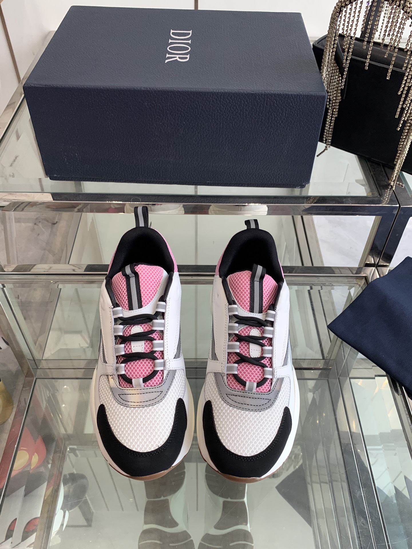 NO:240782,Dior B22 series sneakers, dad shoes, this B22 sneaker has become a unique classic new product for Dior. It is stylish and sporty. It is carefully crafted with mesh fabric. Technology fabrics are made with reflective logos to enhance the style and highlight the individual aesthetic style. The tongue and back are decorated with silver Dior logo. The lightweight textured rubber sole highlights rich classic details and elastic interior creates a comfortable wearing experience. It can be matched with various casual items to create a delicate shape. Fabric cowhide/technical fabric interior original customized breathable mesh original mold opening combination sole size 39-47 (46 47 customized), casual shoes/sports, dior, dior, sneakers, cowhide19860909Dior 迪奥 B22系列 运动鞋 老爹鞋 这款 B22 运动鞋已成为 Dior 别具一格的经典新品 时尚而富有运动风范 采用网眼织物精心制作 科技面料,以反光 标志提升格调,彰显个性审美风格.鞋舌和后侧饰以银色调 Dior 标志.轻盈的纹理橡胶鞋底突显丰富的经典细节,弹性内部打造舒适的穿着体验.可与各式休闲单品搭配,打造精致造型 面料牛皮/科技面料内里原版定制透气网原版开模组合大底 码数39-47（46 47定做）,休闲鞋/运动鞋,dior,dior,sneakers,cowhide,Women's Shoes