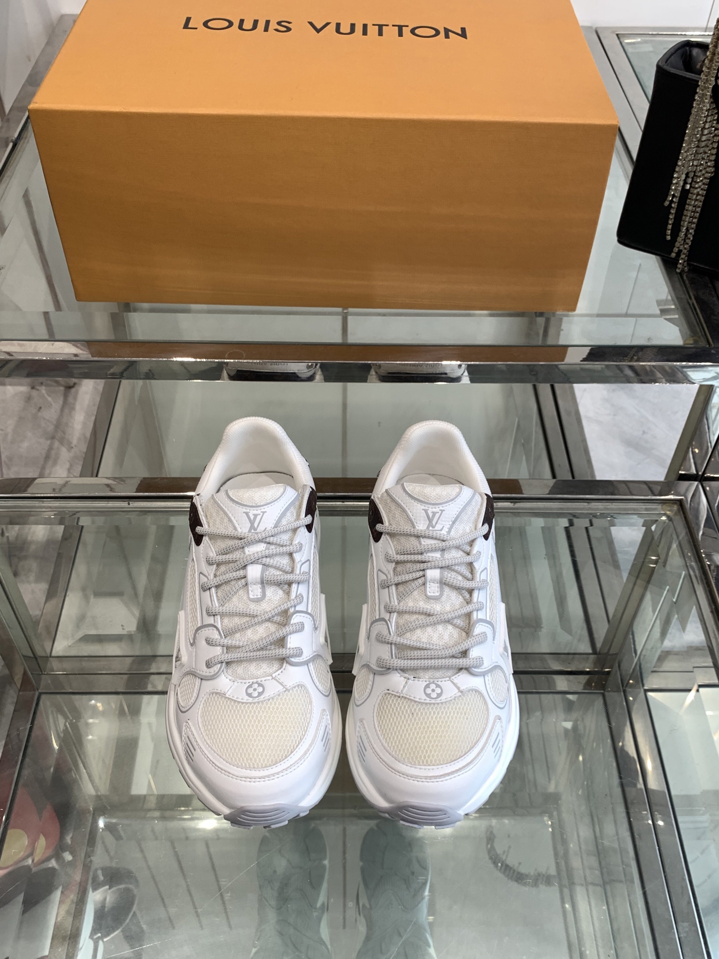 NO:240784,LV Louis Vuitton 25ss new OLYMPIA sneakers LV Olympia sneakers are inspired by running shoes. The exquisite upper is made of a variety of technical materials, including mesh and metal synthetic leather. It is characterized by many iconic details. The lightweight EVA outsole is decorated with Monogram Flowers. It is designed for bounce and comfort. The mesh design ensures the breathability of the shoes. EVA material is not heavy at all. It is not tired at all when walking. Excellent foot feeling. The futuristic silver metal. It is paired with eye-catching colorful purple, and it is full of technology. Wear a pair of ripped jeans in a white T. It is casual and lazy and fashionable to fly!  Seven days a week, it’s worth buying with this pair of shoes. Size 35-45 (40 for women and 45 for men), casual shoes/sports shoes, louis vuitton, louis vuitton, sneakers, jeans19860909LV 路易威登 25ss新款 OLYMPIA运动鞋 LV Olympia运动鞋的运动流线型设计灵感来自跑鞋.精致的鞋面由多种技术材料制成,包括网眼和金属合成皮革 其特点是许多标志性的细节 轻质EVA外底饰有Monogram Flowers 专为弹跳和舒适而设计 网面设计保证了鞋子的透气性 EVA材质 一点也不重 走起路来一点都不会累 极佳的脚感 未来感爆棚的银色金属 搭配吸睛的炫彩紫,科技感十足 日常搭条破洞牛仔裤 穿个白T 随性慵懒又时髦到飞起！一周七天 都能靠这一双鞋“撑场面”太值得剁手了 码数35-45（女40 男45订做）,休闲鞋/运动鞋,louis vuitton,louis vuitton,sneakers,jeans,Women's Shoes