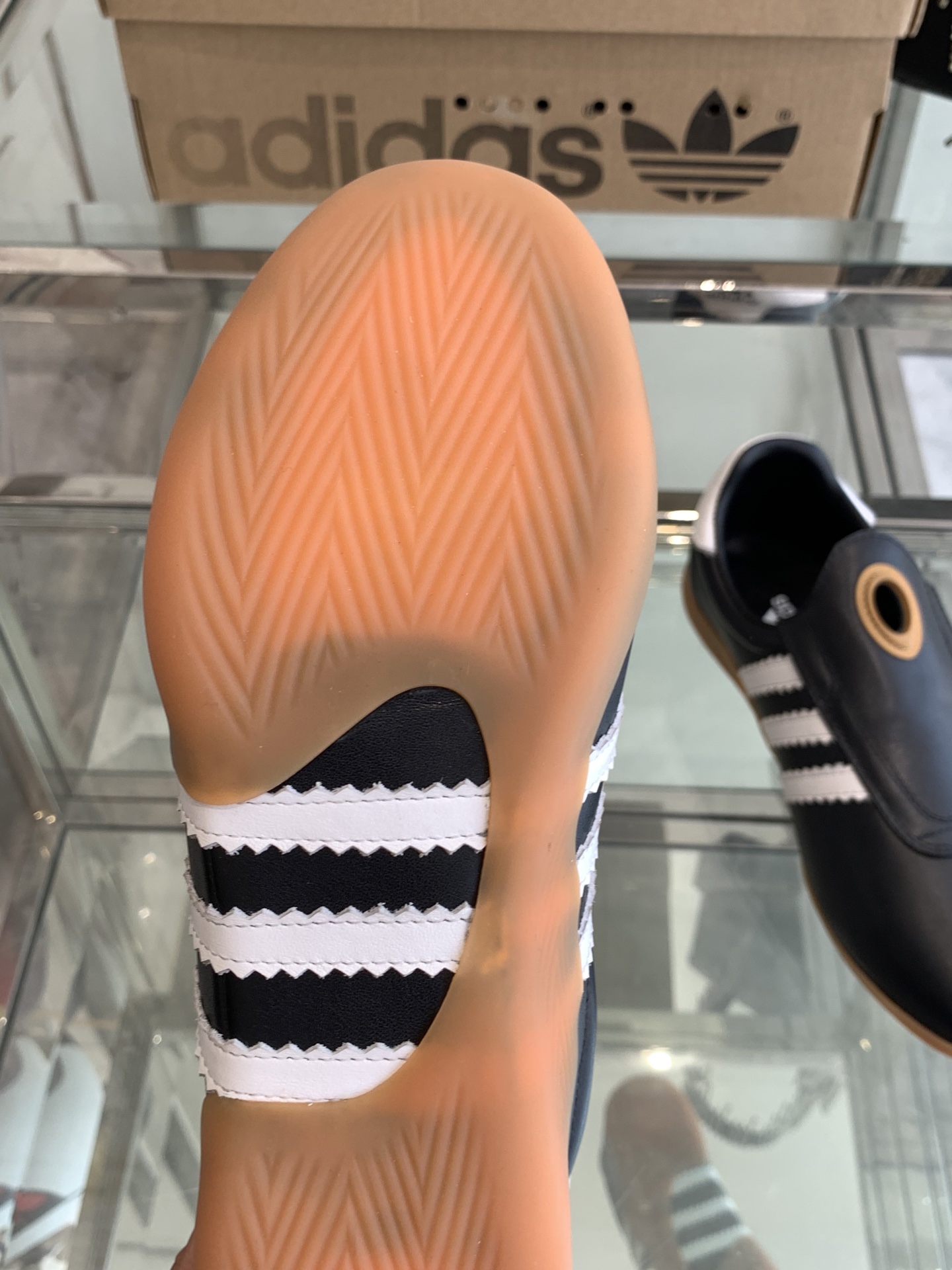 Adidas 25s: Professional and Fashionable Football Shoes for Spring/Summer - 图片 5