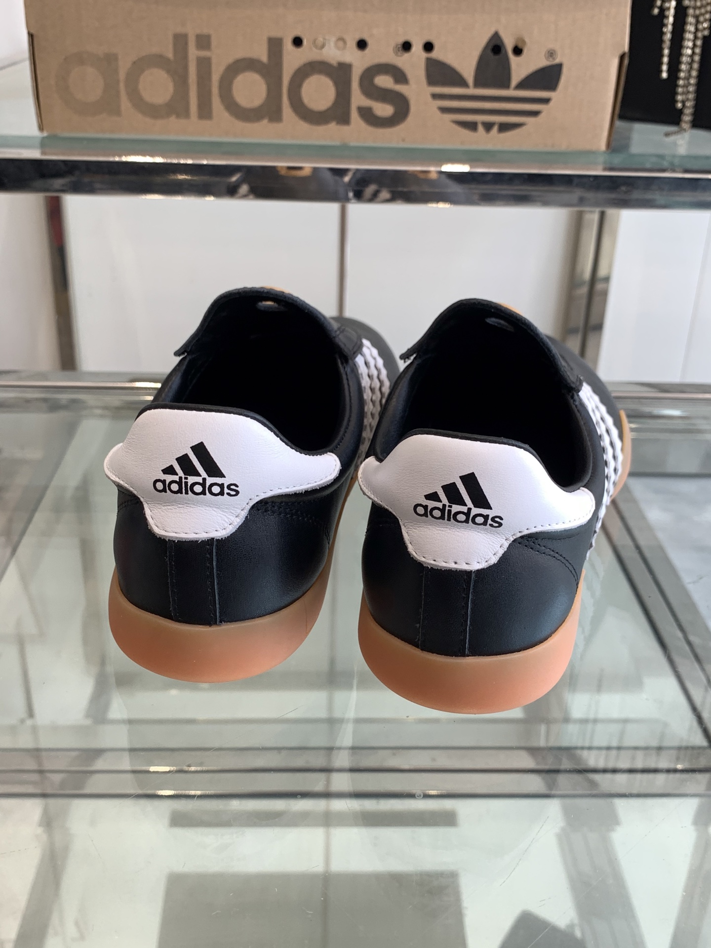 Adidas 25s: Professional and Fashionable Football Shoes for Spring/Summer - 图片 9