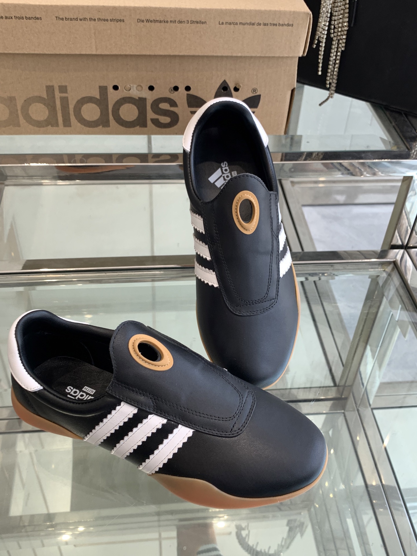 Adidas 25s: Professional and Fashionable Football Shoes for Spring/Summer - 图片 7