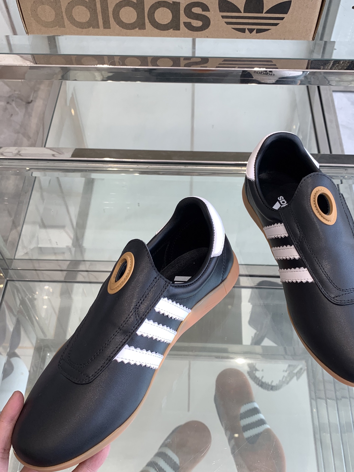 Adidas 25s: Professional and Fashionable Football Shoes for Spring/Summer - 图片 3
