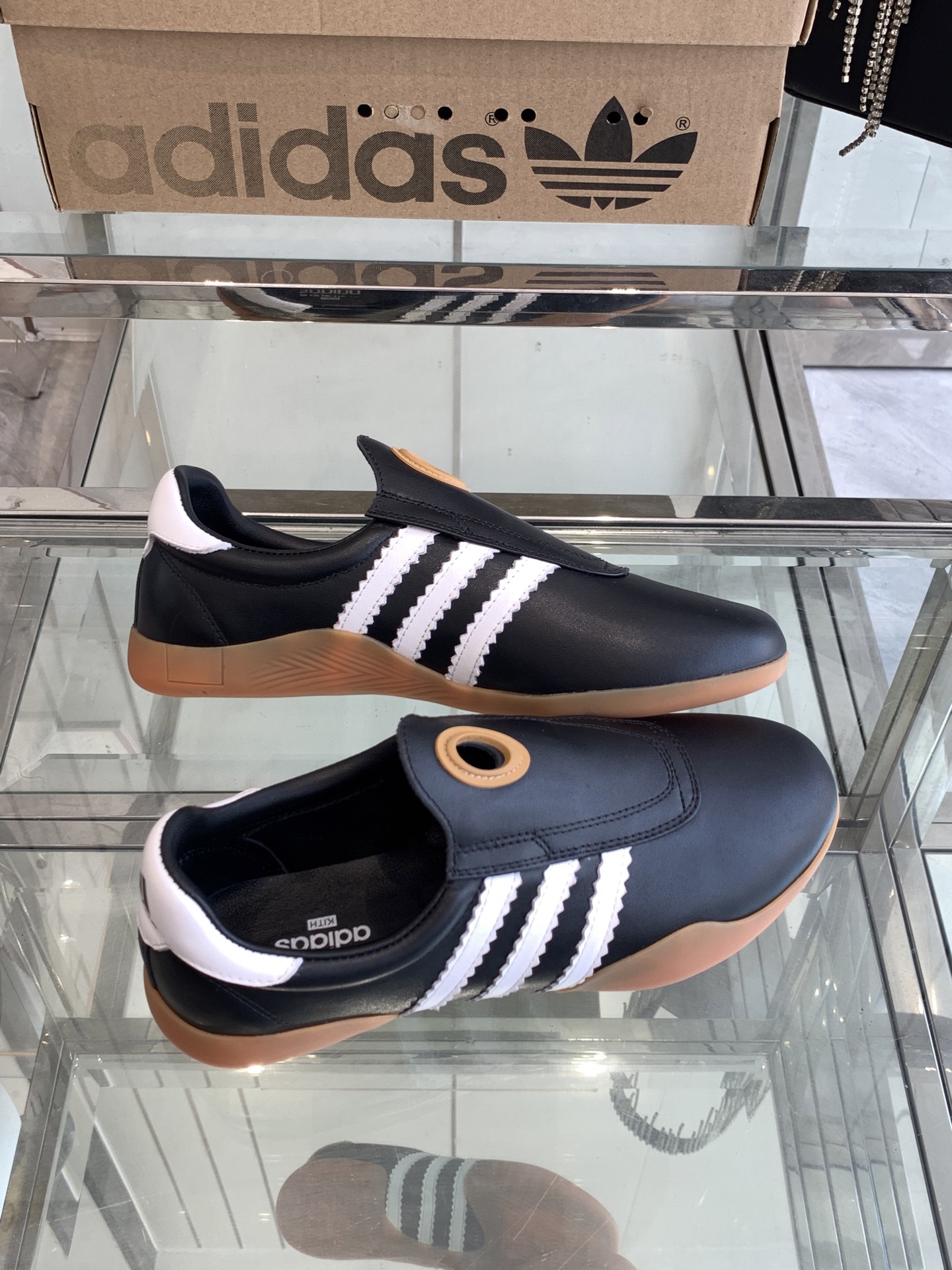 Adidas 25s: Professional and Fashionable Football Shoes for Spring/Summer - 图片 8