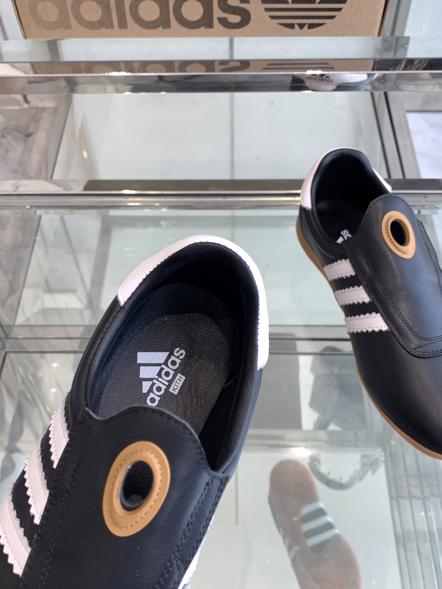 Adidas 25s: Professional and Fashionable Football Shoes for Spring/Summer - 图片 4