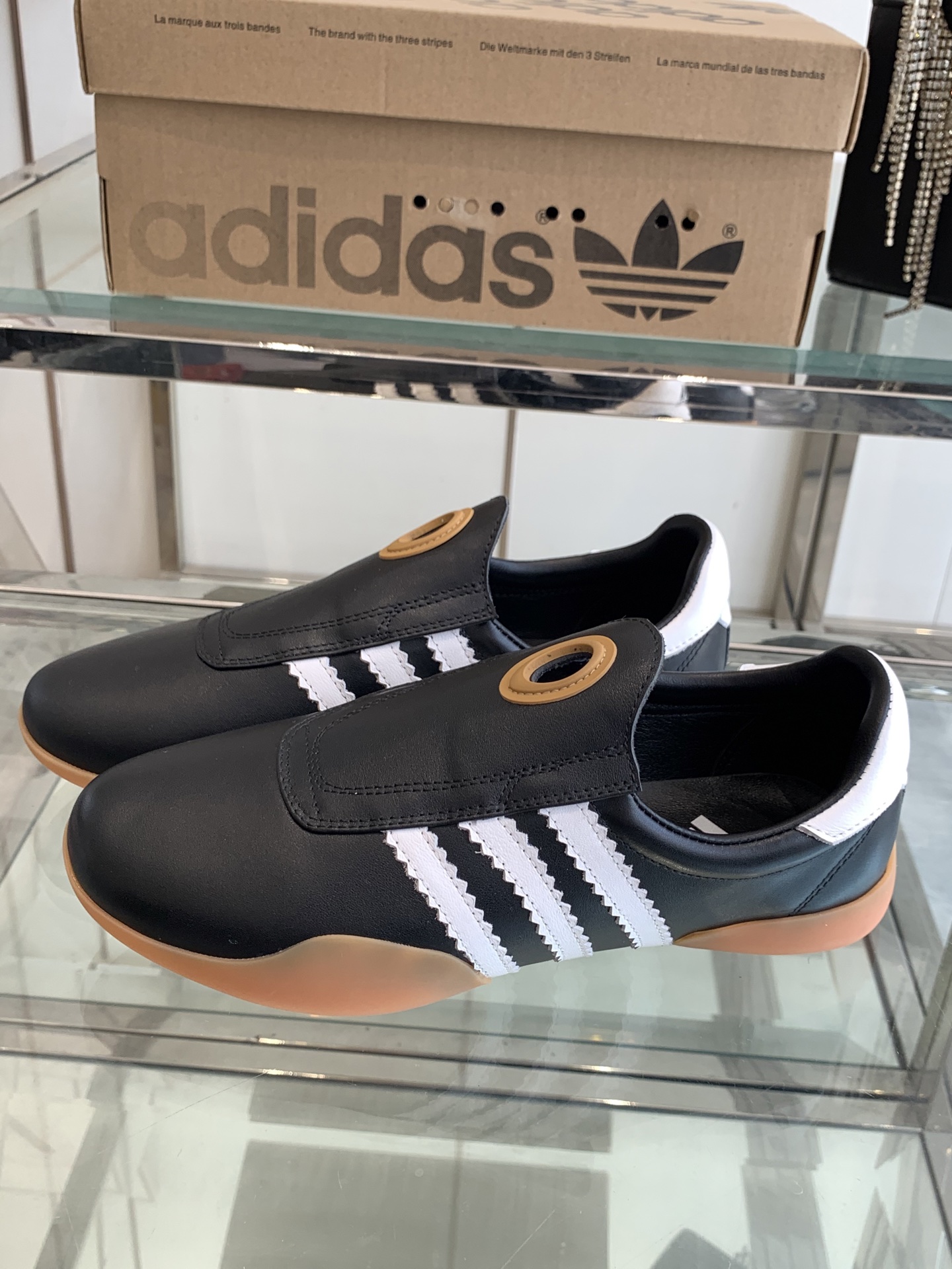 Adidas 25s: Professional and Fashionable Football Shoes for Spring/Summer - 图片 2